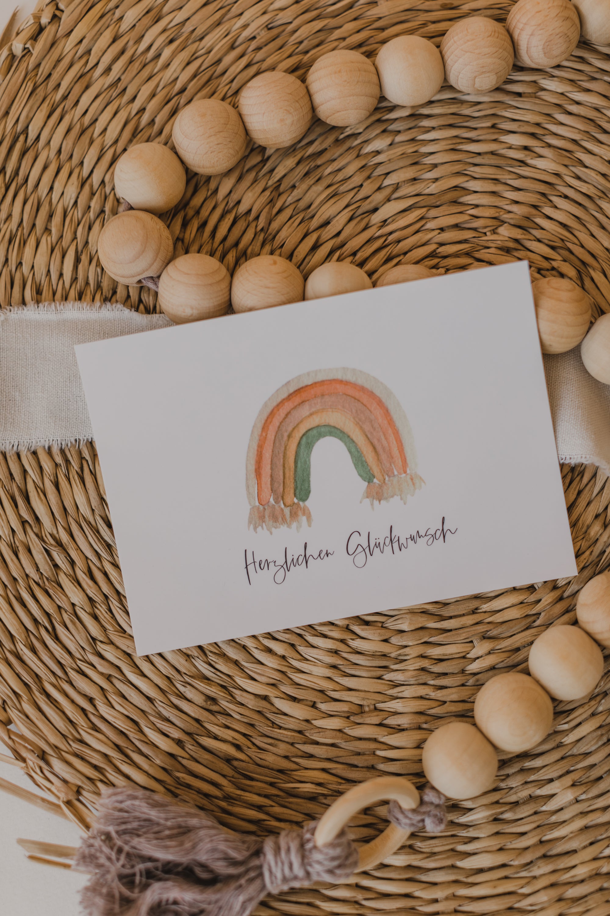 Postkarte bunter Regenbogen mit dem Aufdruck "Herzlichen Glückwunsch"
