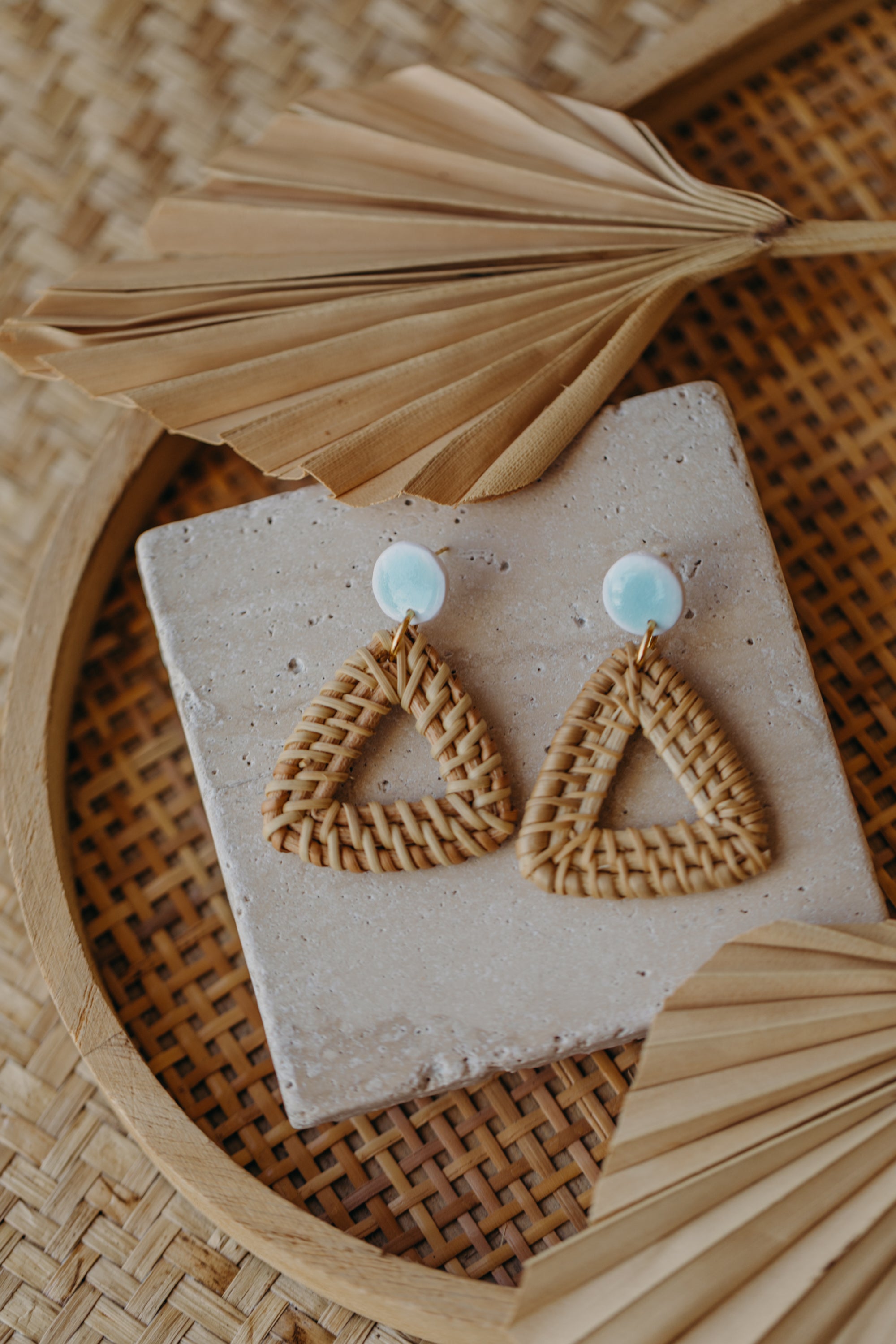 Runde Polymer Ton Ohrringe in Keramik Hellblau mit dreieckigem Rattan Anhänger