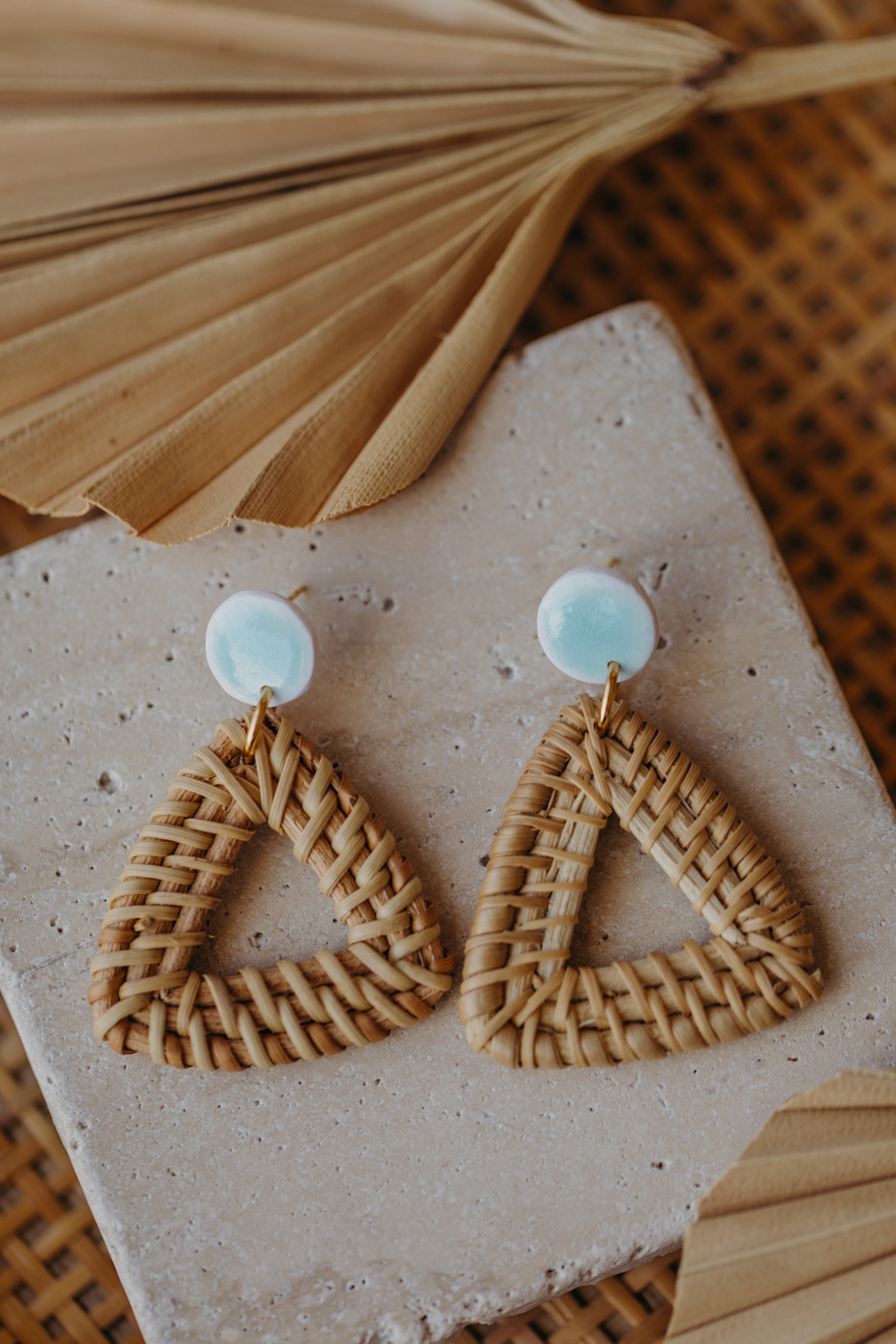 Runde Polymer Ton Ohrringe in Keramik Hellblau mit dreieckigem Rattan Anhänger