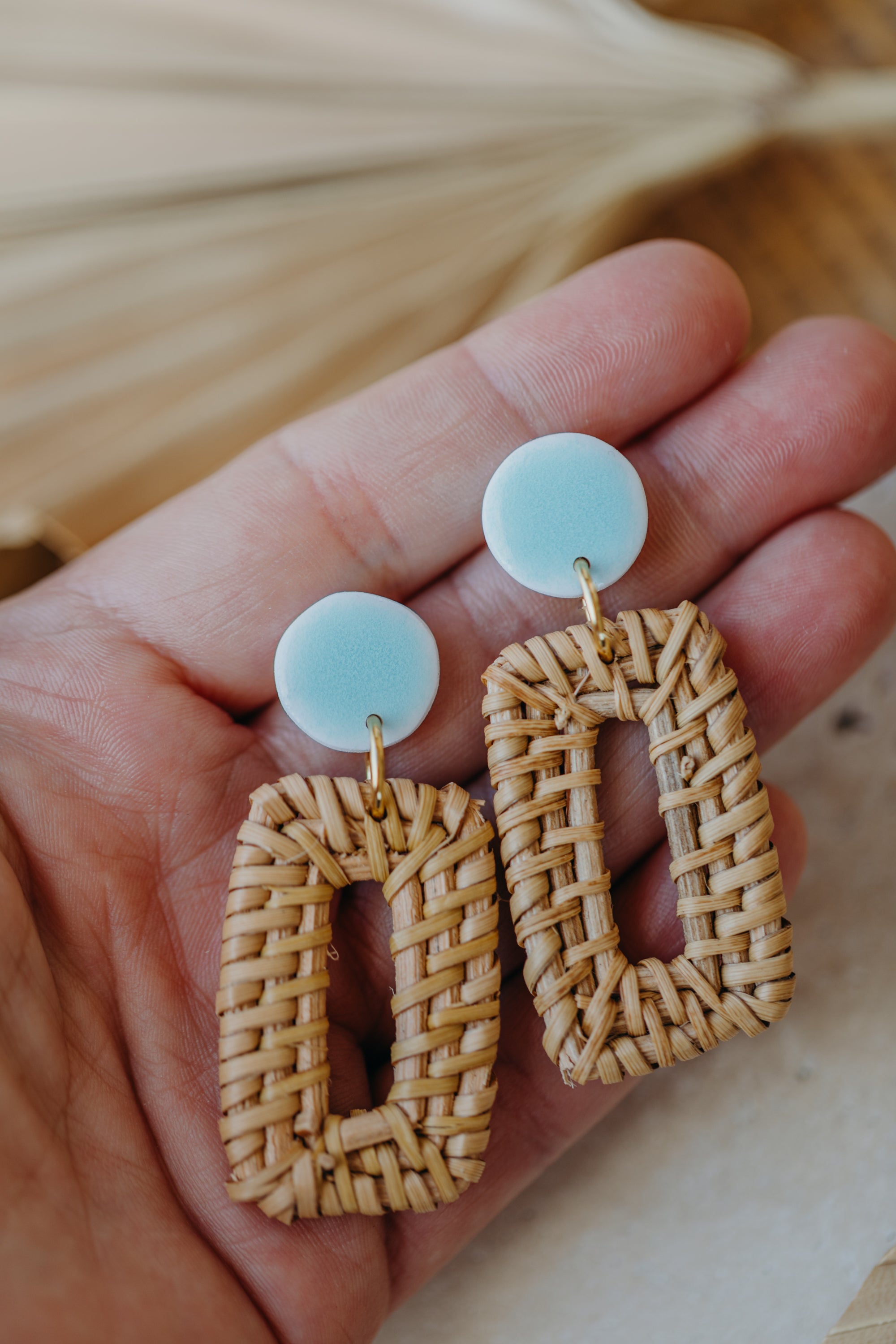 Runde Polymer Ton Ohrringe in Keramik Hellblau mit rechteckigem Rattan Anhänger