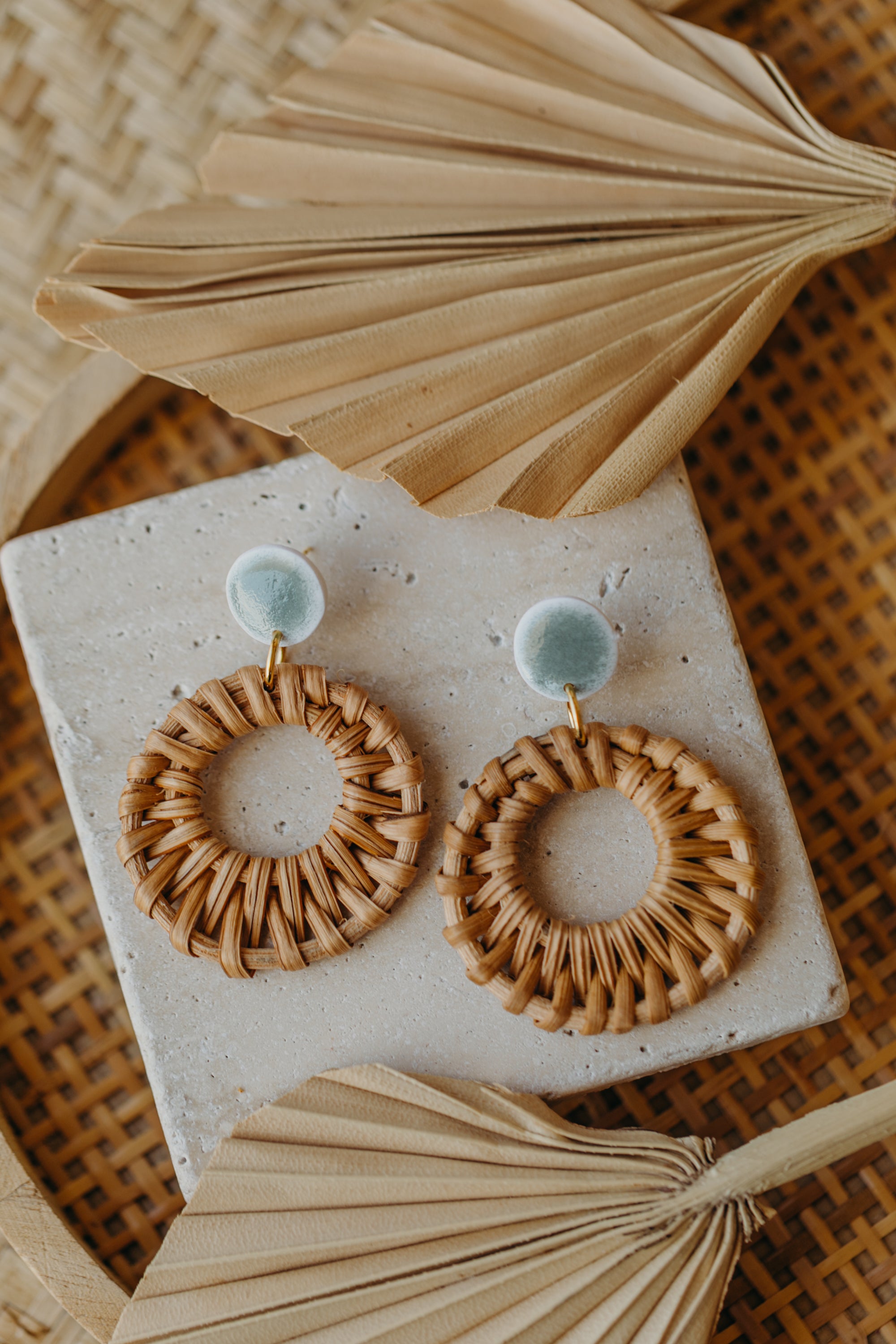 Runde Polymer Ton Ohrringe in Keramik Grün mit rundem Rattan Anhänger