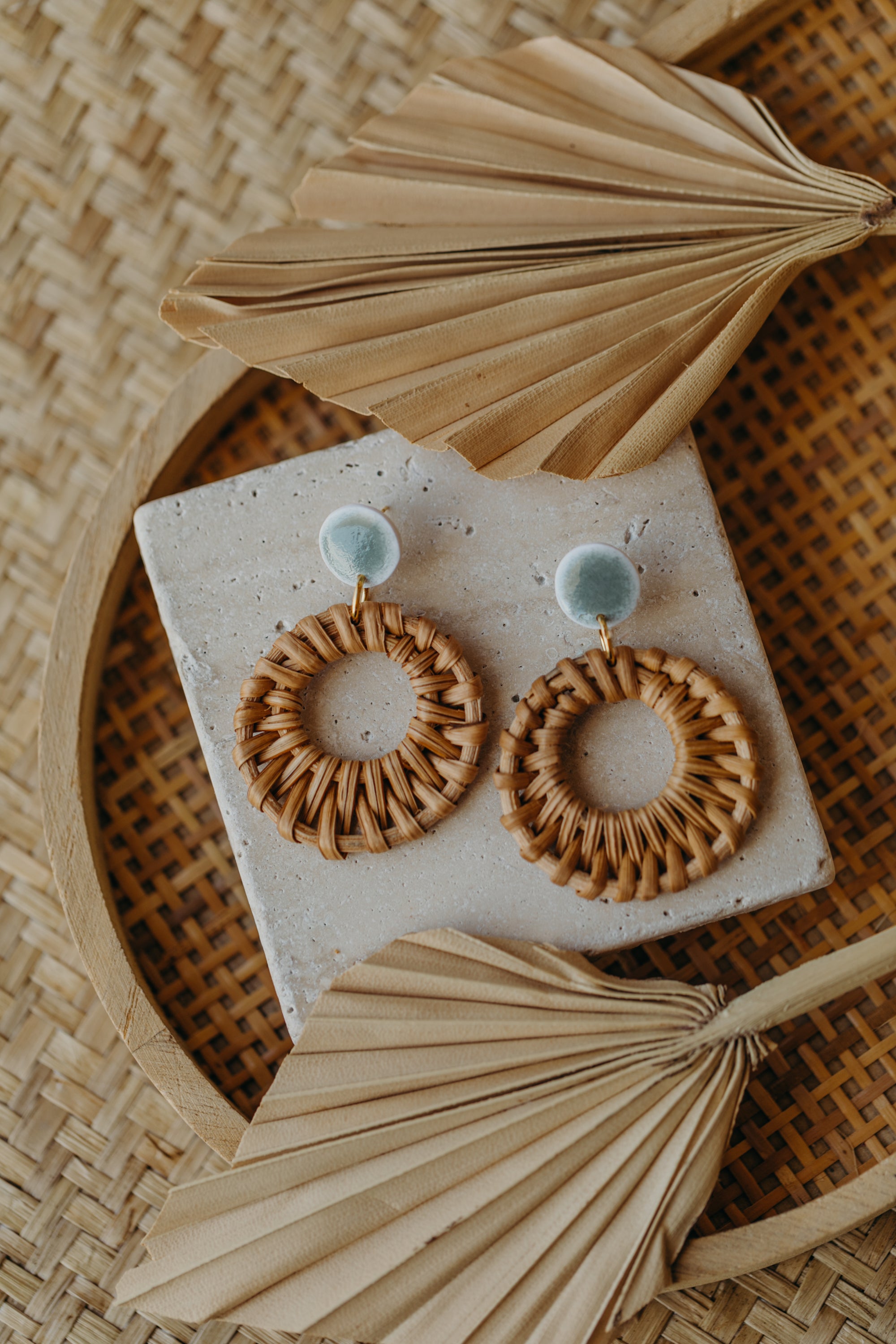 Runde Polymer Ton Ohrringe in Keramik Grün mit rundem Rattan Anhänger