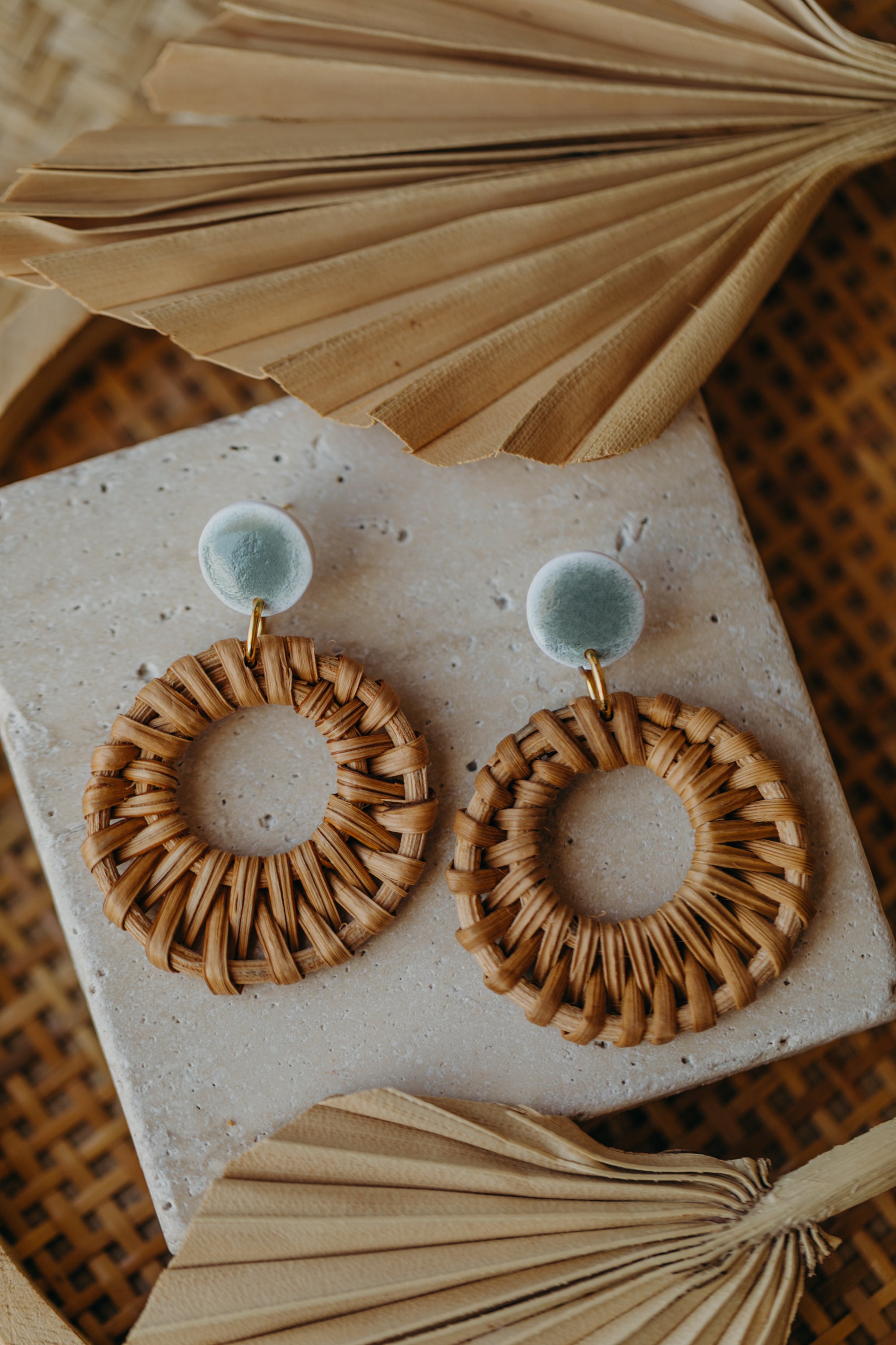 Runde Polymer Ton Ohrringe in Keramik Grün mit rundem Rattan Anhänger