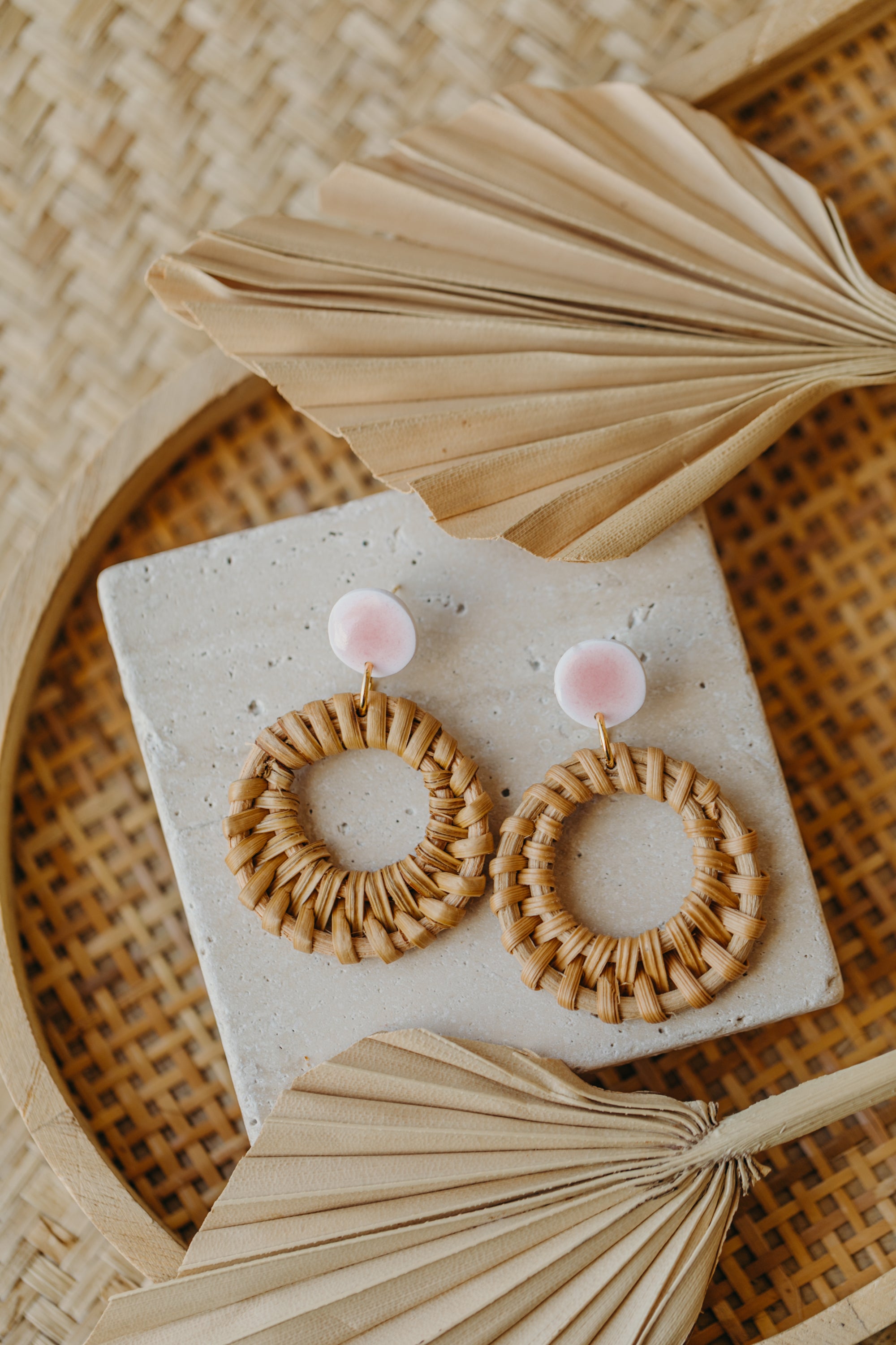 runde Polymer Ton Ohrringe in Keramik Rosa mit rundem Rattan Anhänger