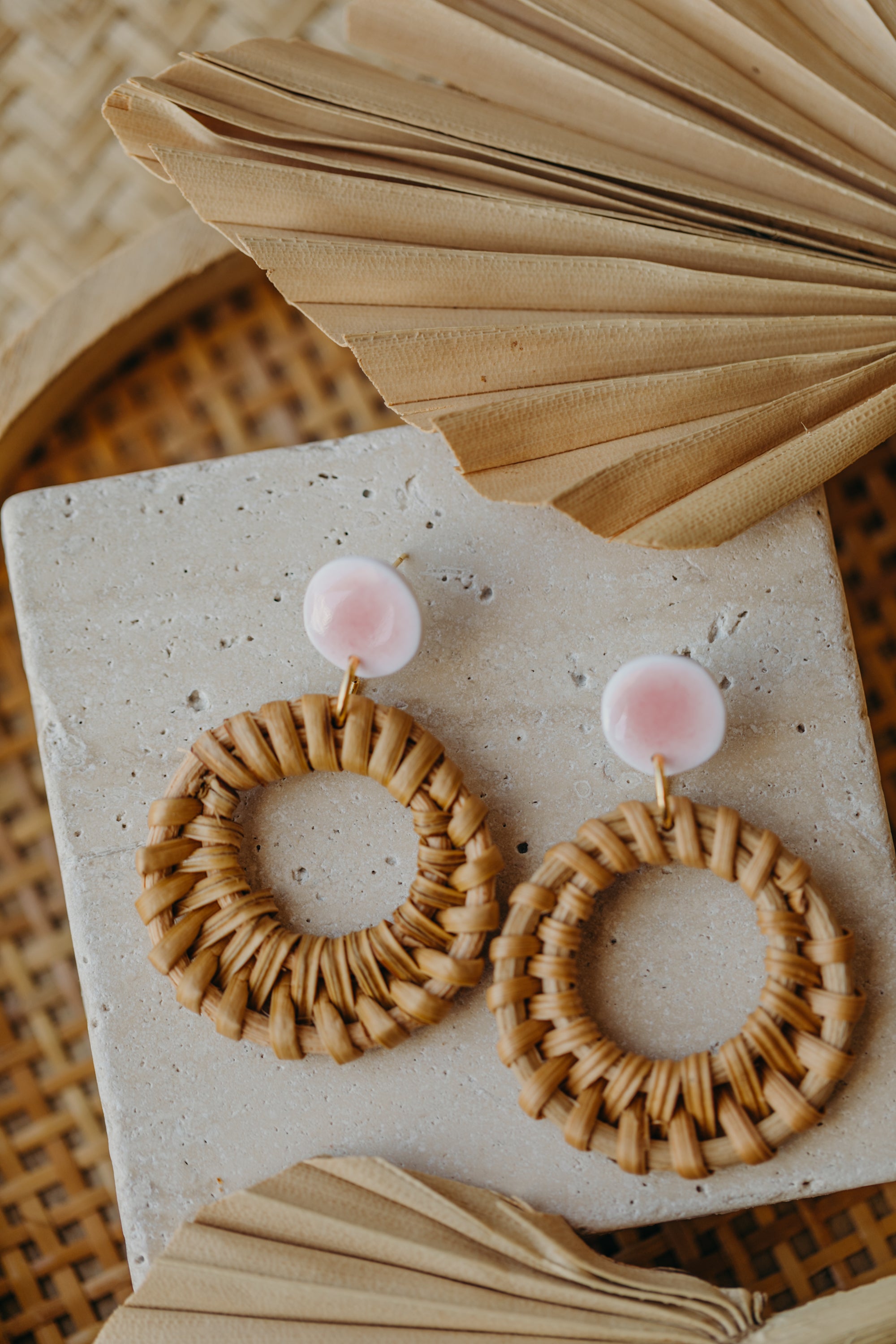 runde Polymer Ton Ohrringe in Keramik Rosa mit rundem Rattan Anhänger