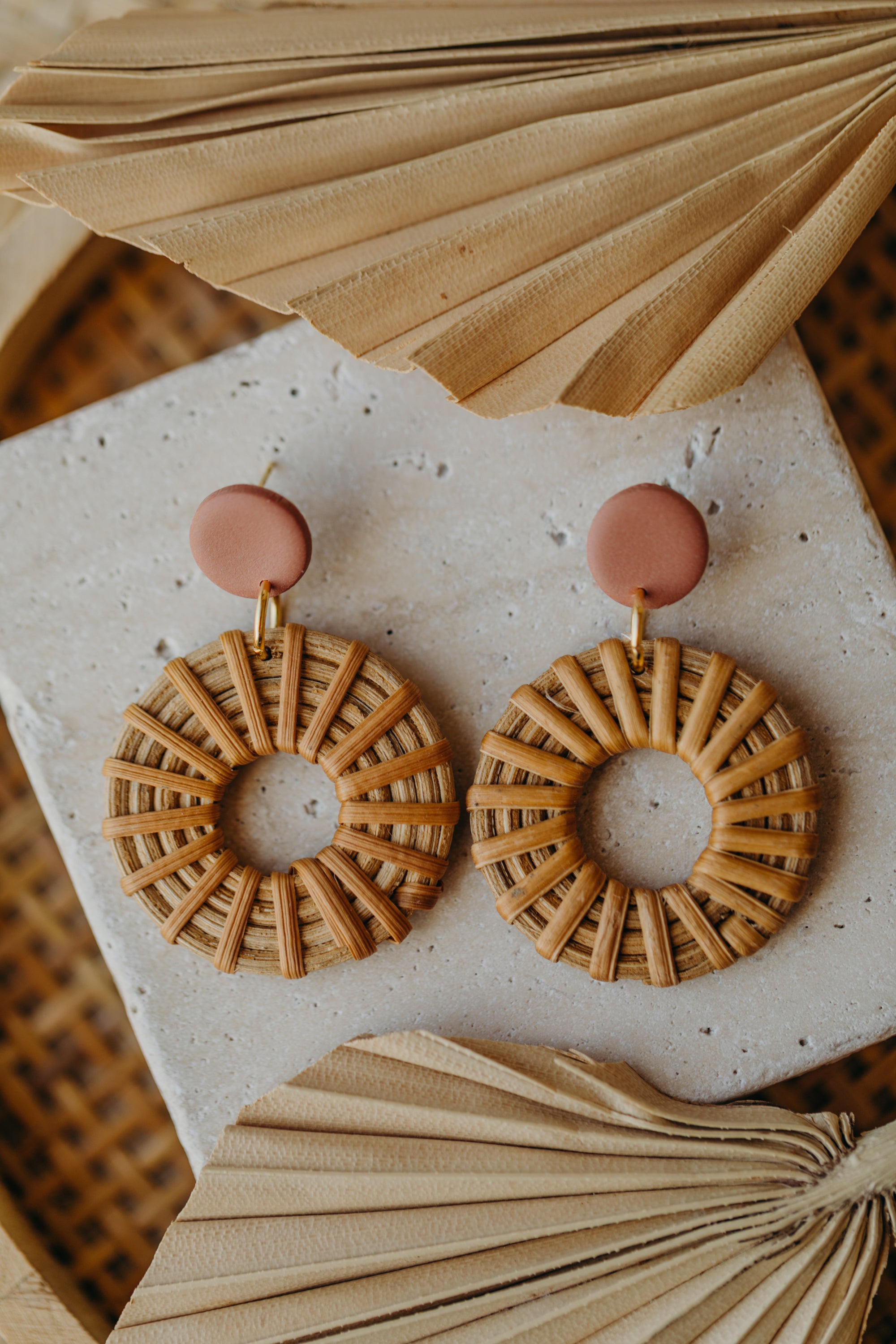 Runde Polymer Ton Ohrringe in Barolo mit rundem Rattan Anhänger