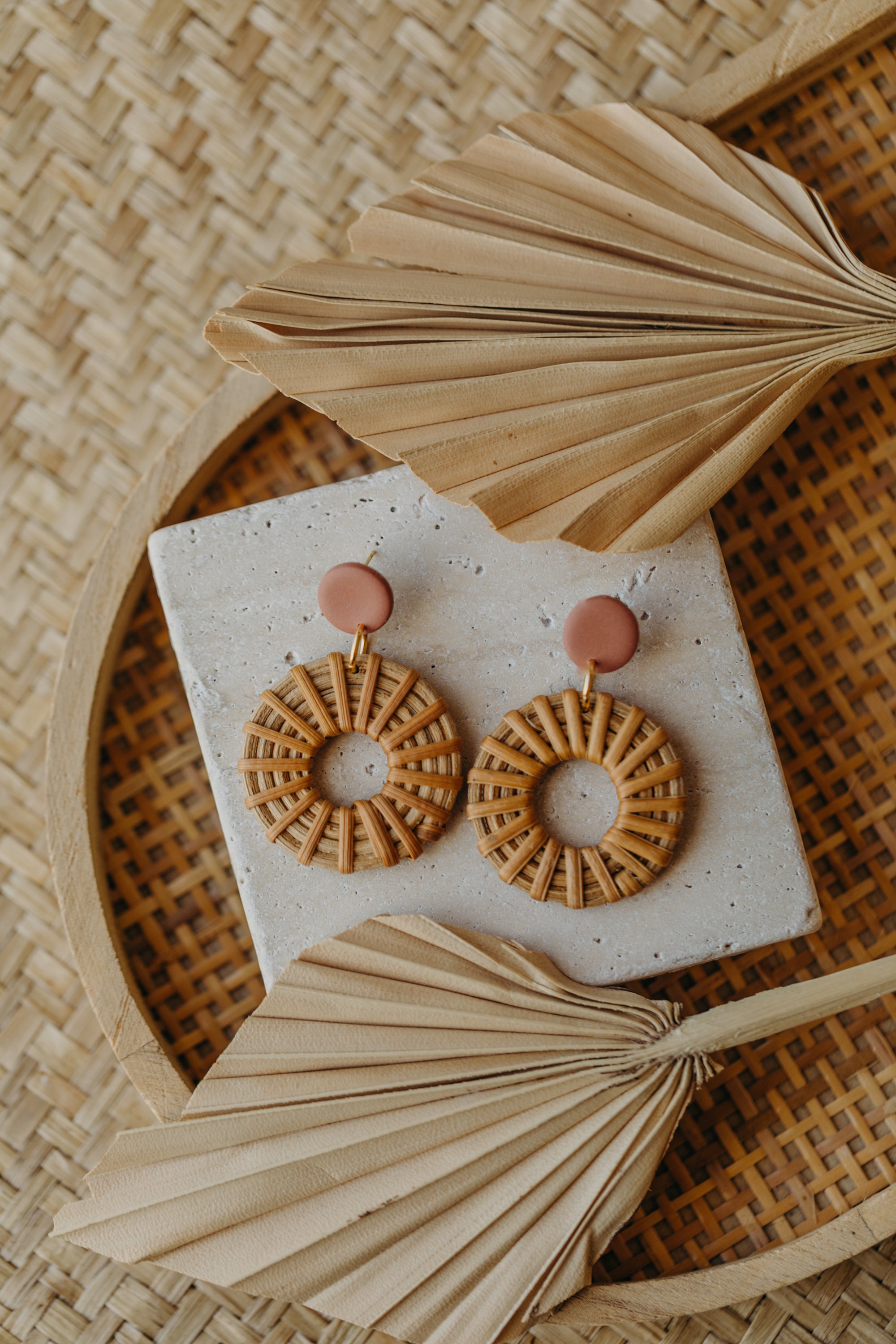 Runde Polymer Ton Ohrringe in Barolo mit rundem Rattan Anhänger