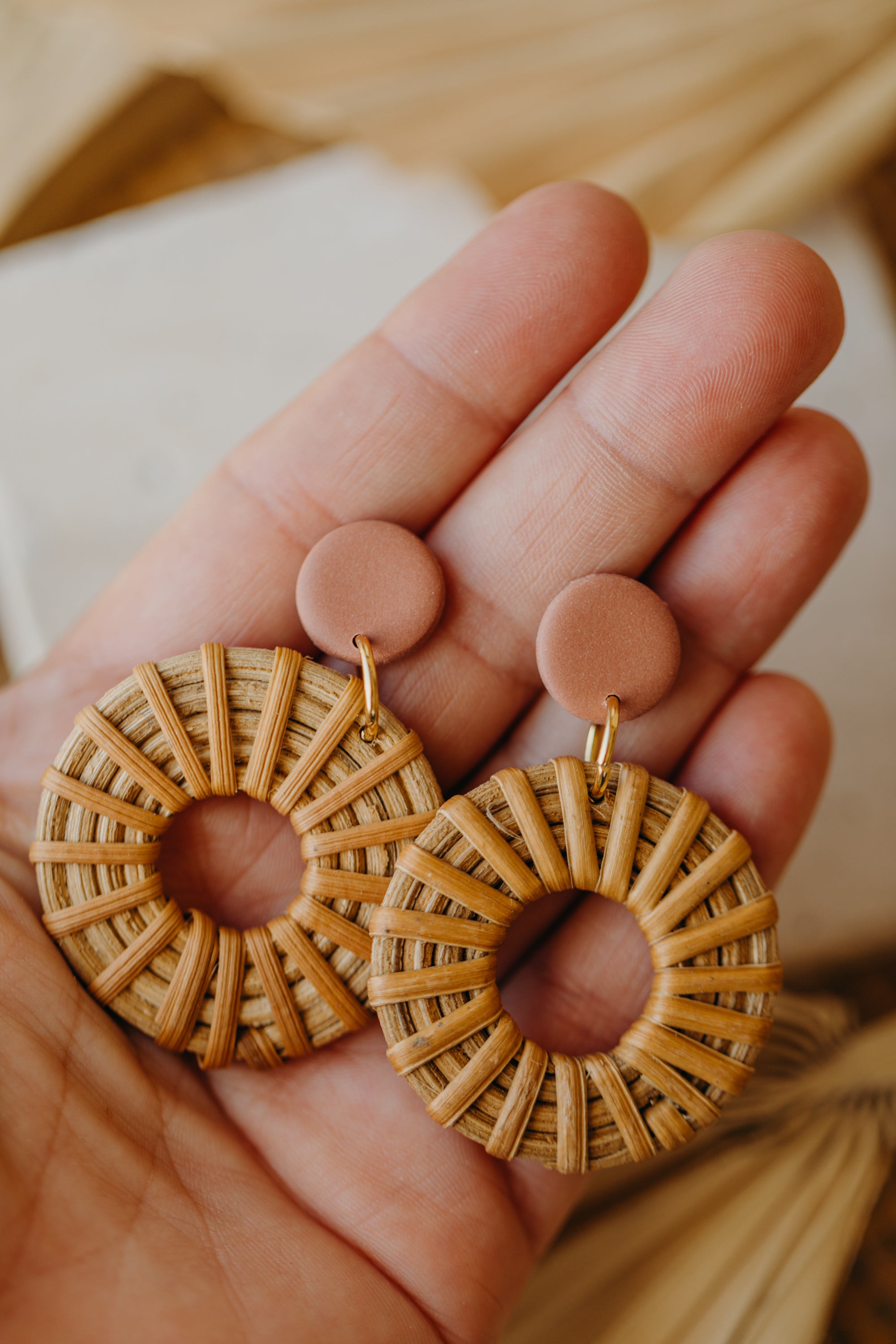 Runde Polymer Ton Ohrringe in Barolo mit rundem Rattan Anhänger