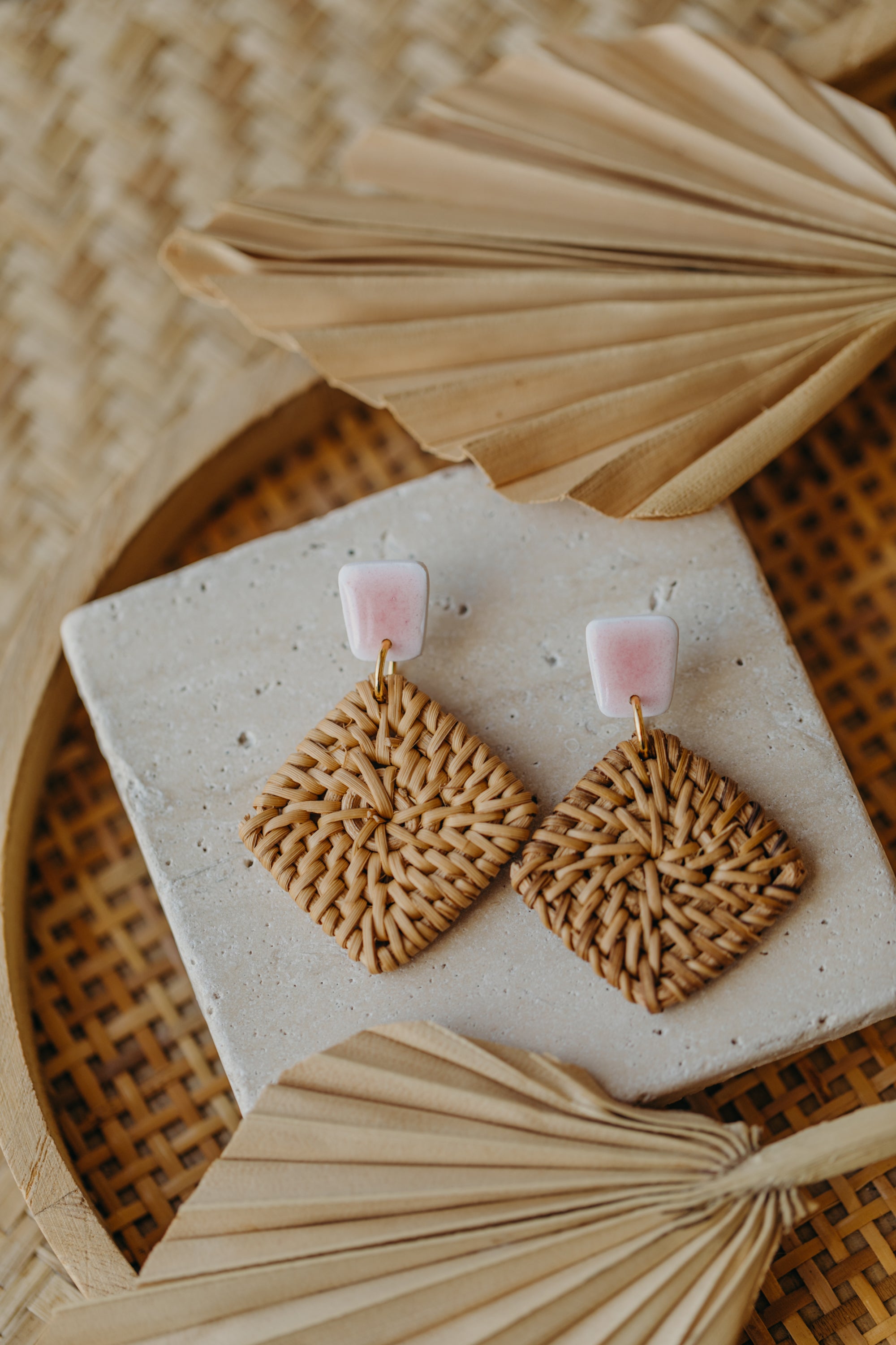 eckige Polymer Ton Ohrringe in Keramik Rosa mit quadratischem Rattan Anhänger