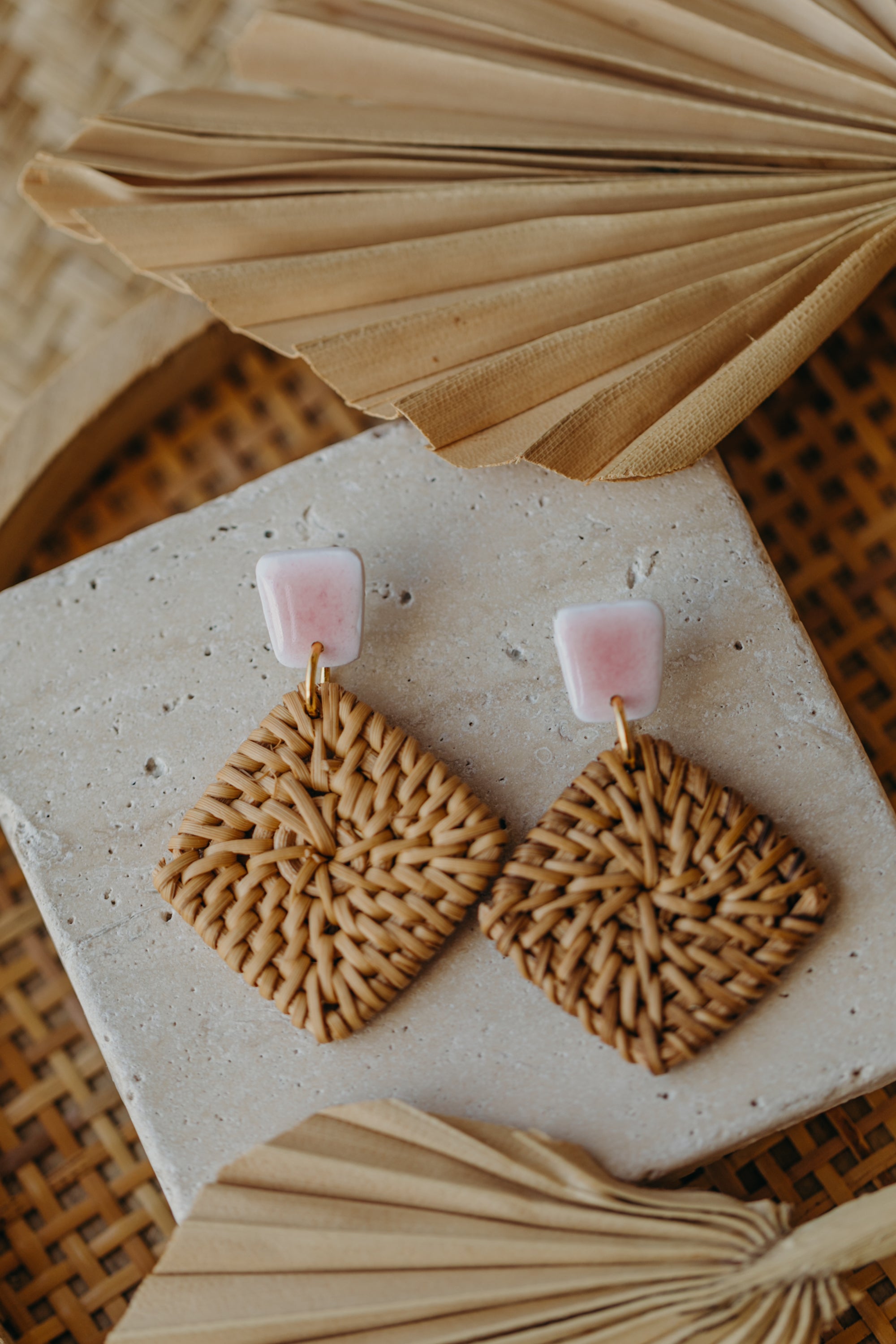 eckige Polymer Ton Ohrringe in Keramik Rosa mit quadratischem Rattan Anhänger