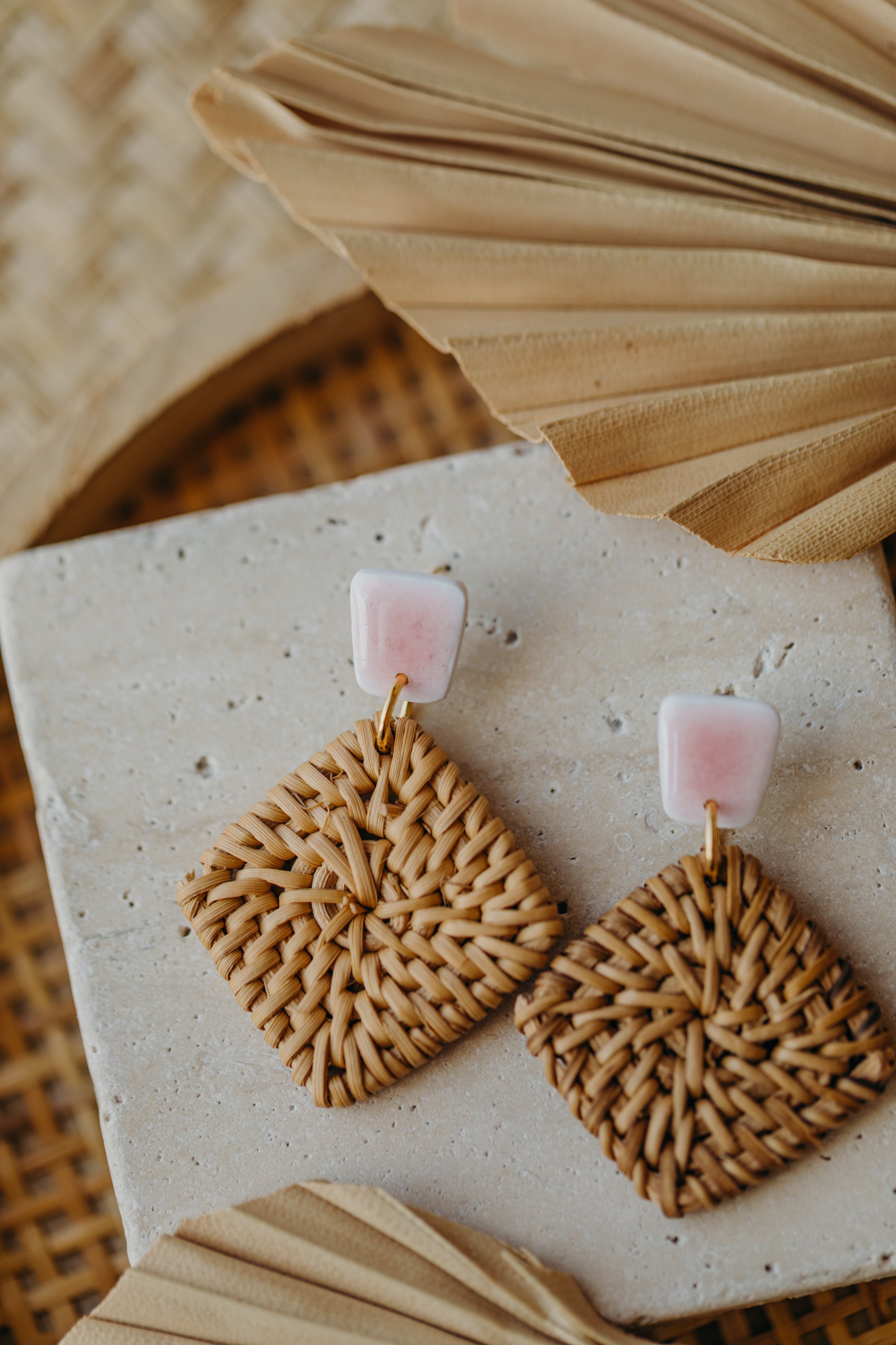 eckige Polymer Ton Ohrringe in Keramik Rosa mit quadratischem Rattan Anhänger