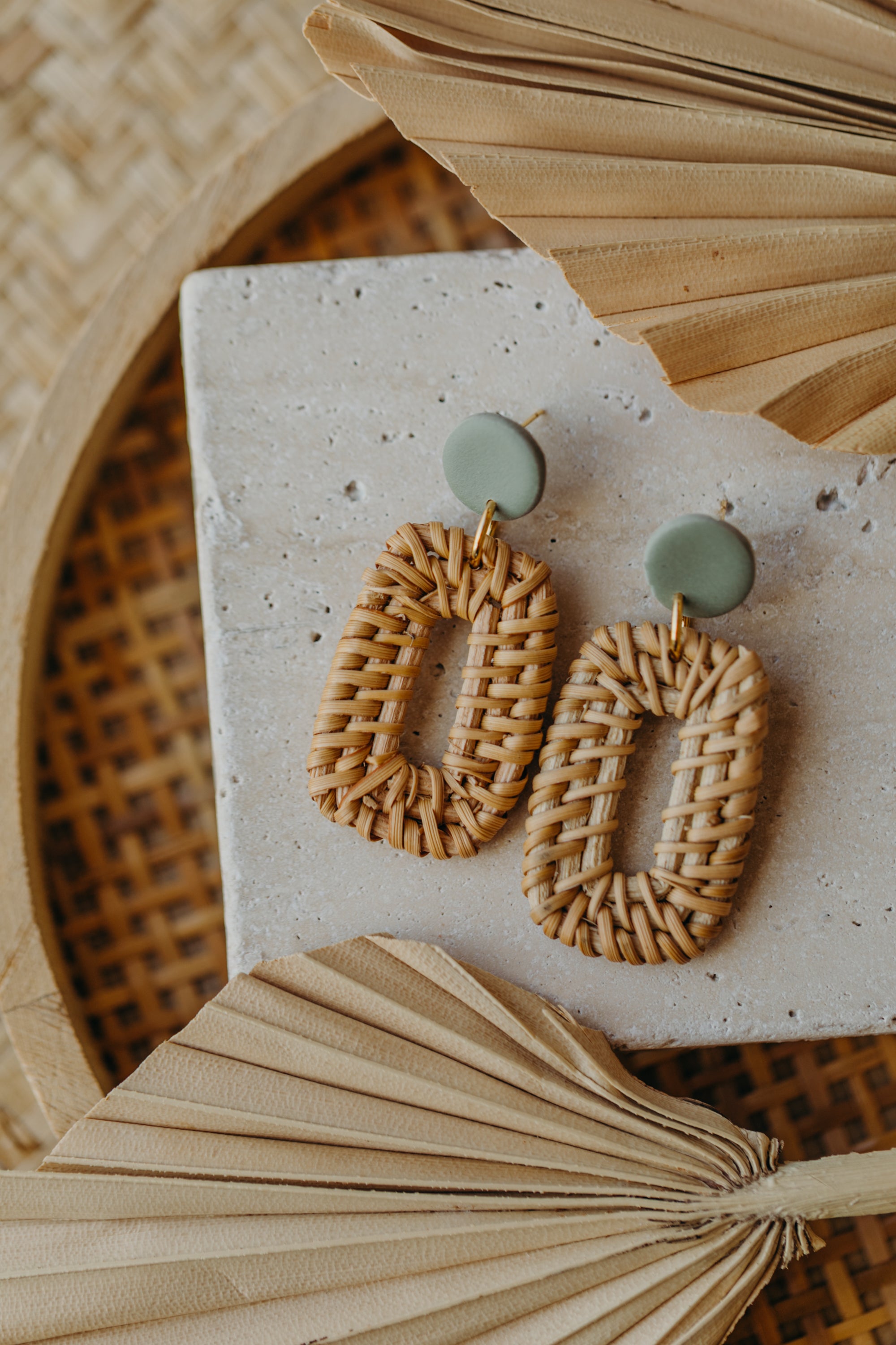 Runde Polymer Ton Ohrringe in Eukalyptus Grün mit rechteckigem Rattan Anhänger