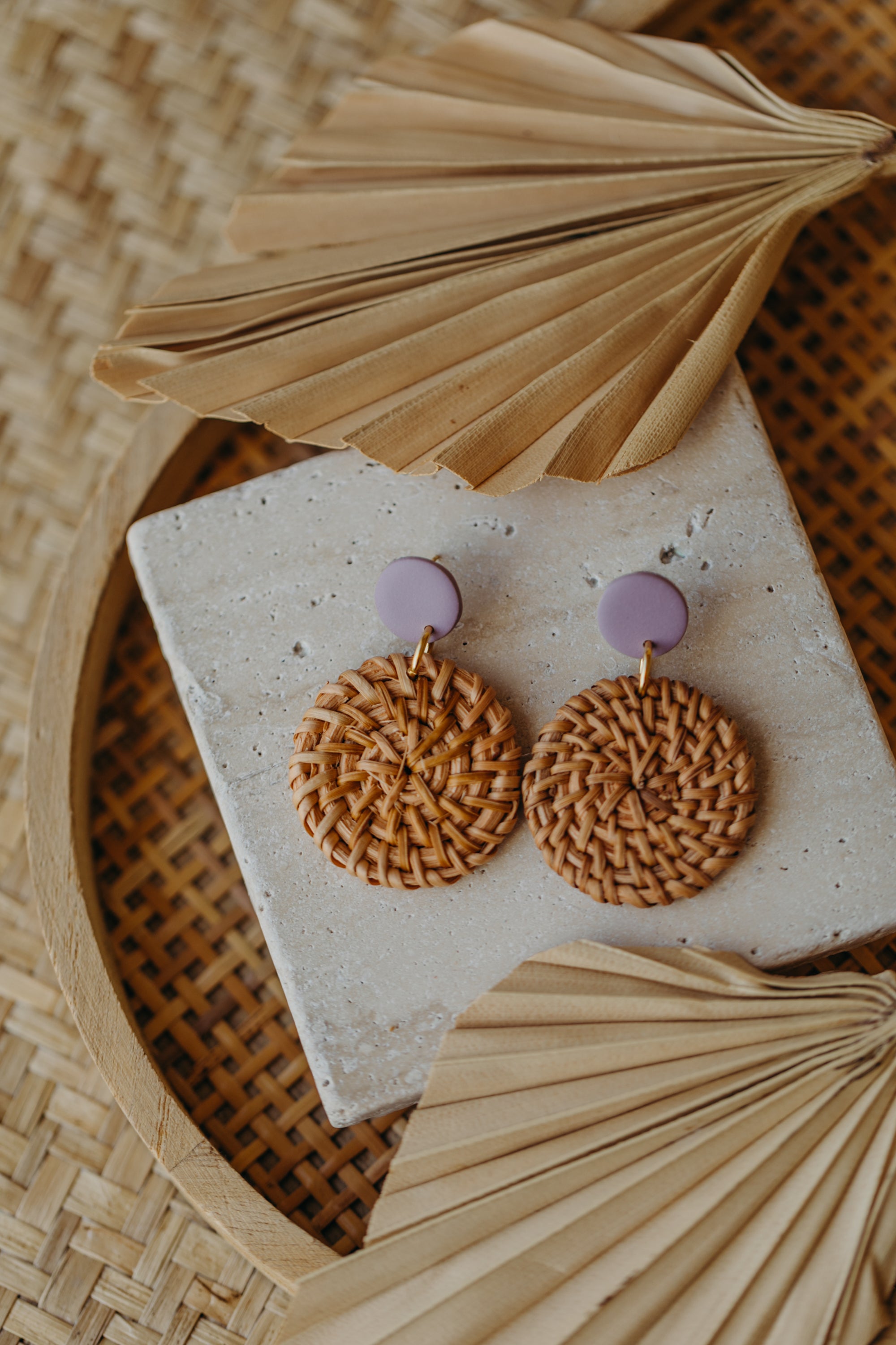 Runde Polymer Ton Ohrringe Flieder mit rundem Rattan Anhänger