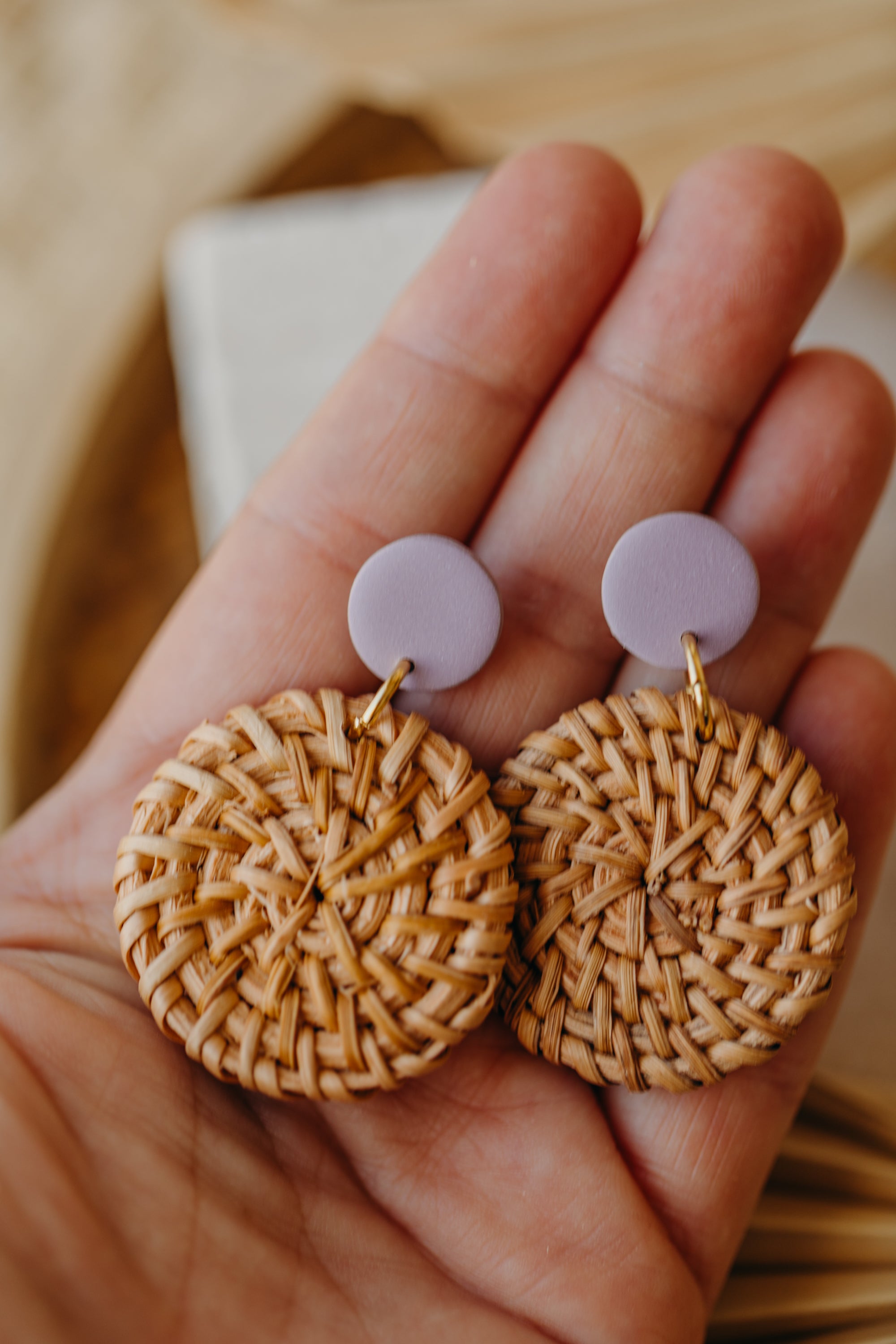 Runde Polymer Ton Ohrringe Flieder mit rundem Rattan Anhänger