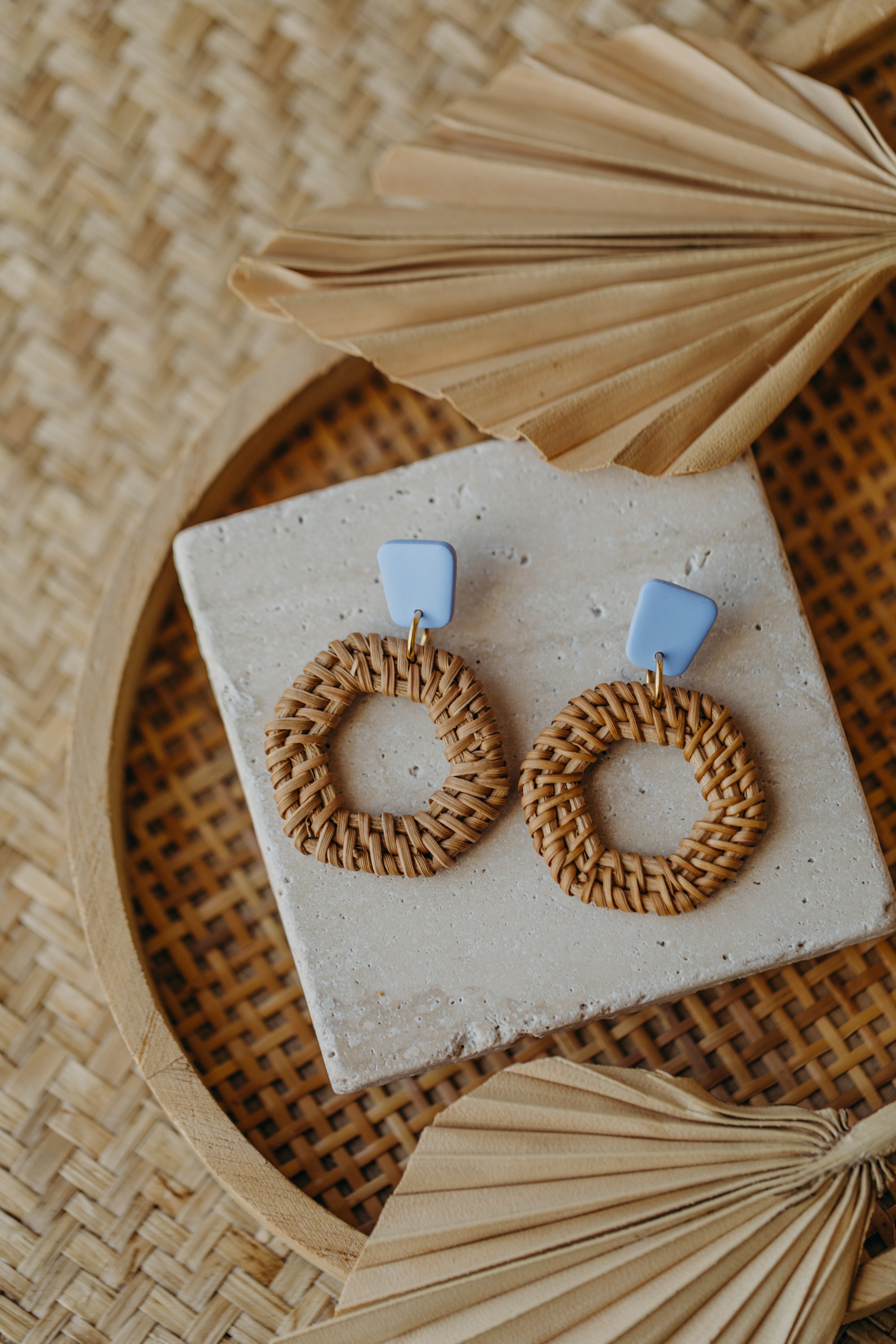 Eckige blaue Polymer Ton Ohrringe mit sechseckigem Rattan Anhänger