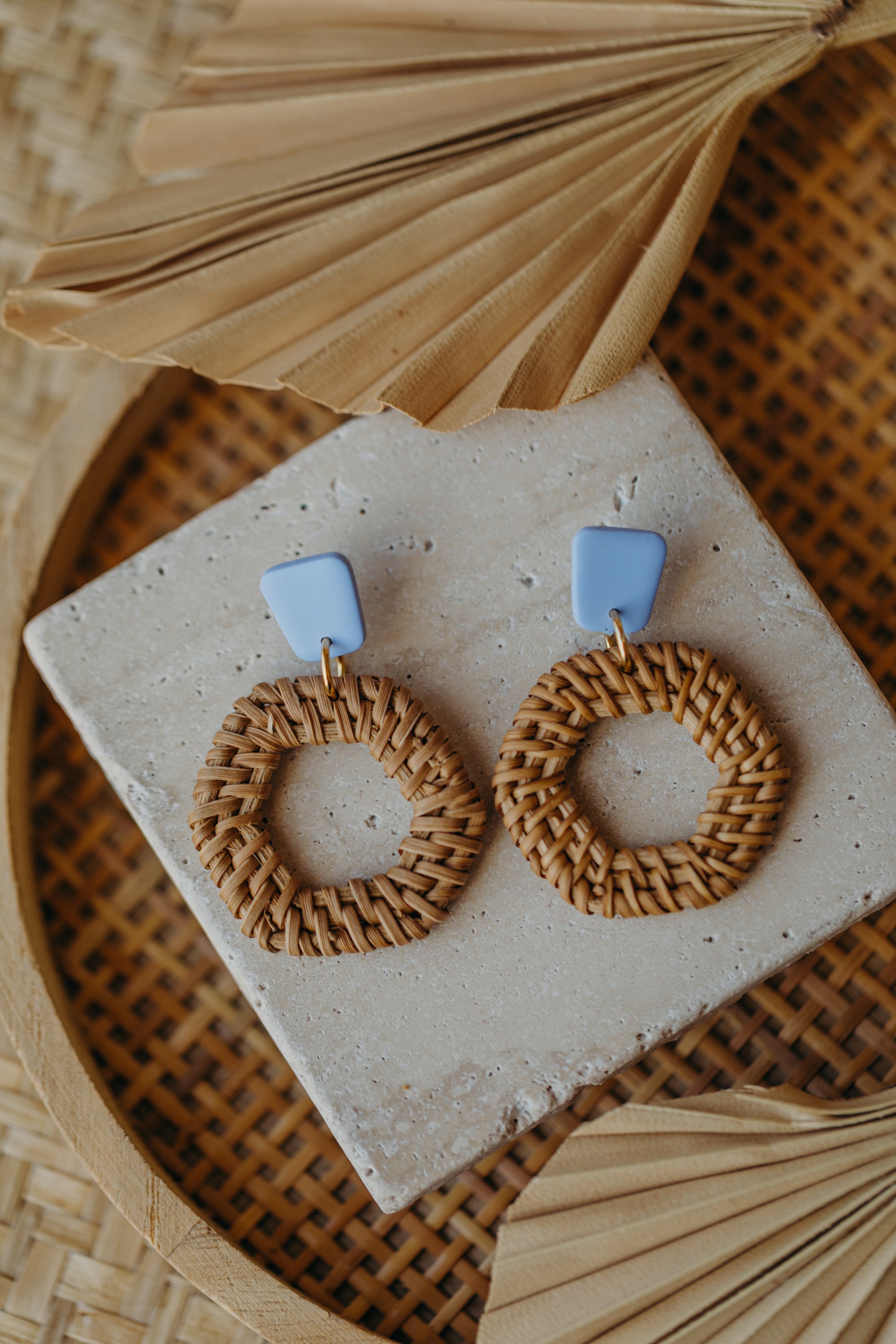 Eckige blaue Polymer Ton Ohrringe mit sechseckigem Rattan Anhänger