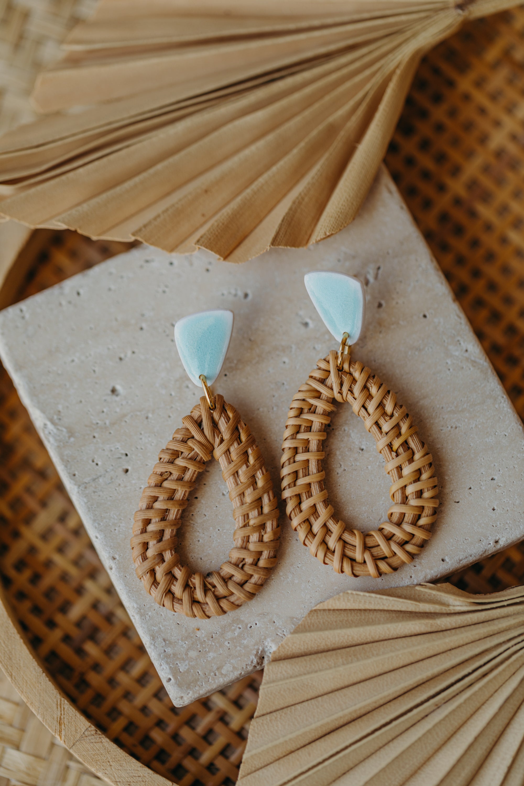 Dreieckige Polymer Ton Ohrringe mit Rattan Anhänger Tropfen in der Farbe Keramik Hellblau