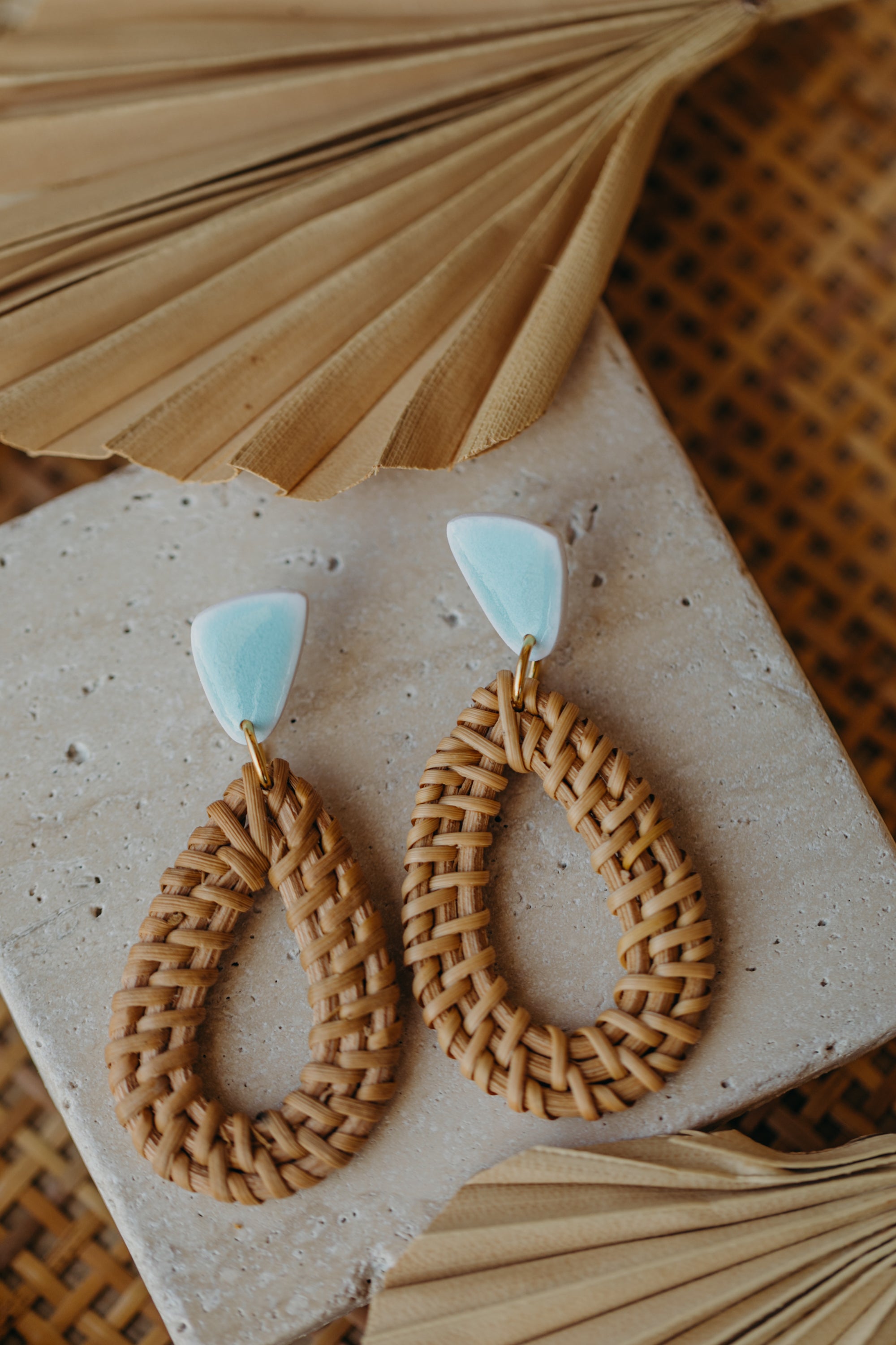 Dreieckige Polymer Ton Ohrringe mit Rattan Anhänger Tropfen in der Farbe Keramik Hellblau