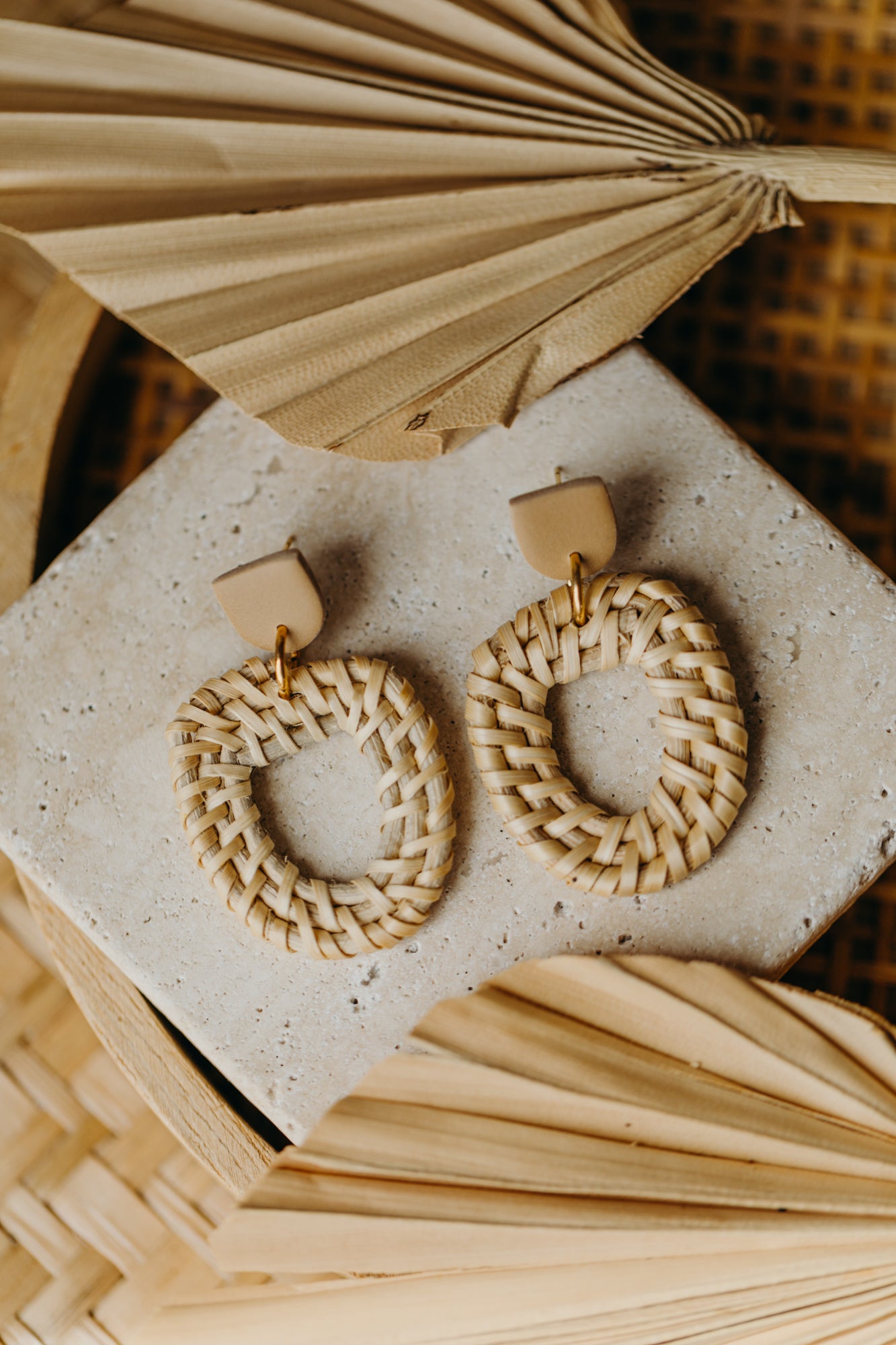 Sandfarbene Polymer Ton Ohrringe mit Rattan Anhänger Halbkreis