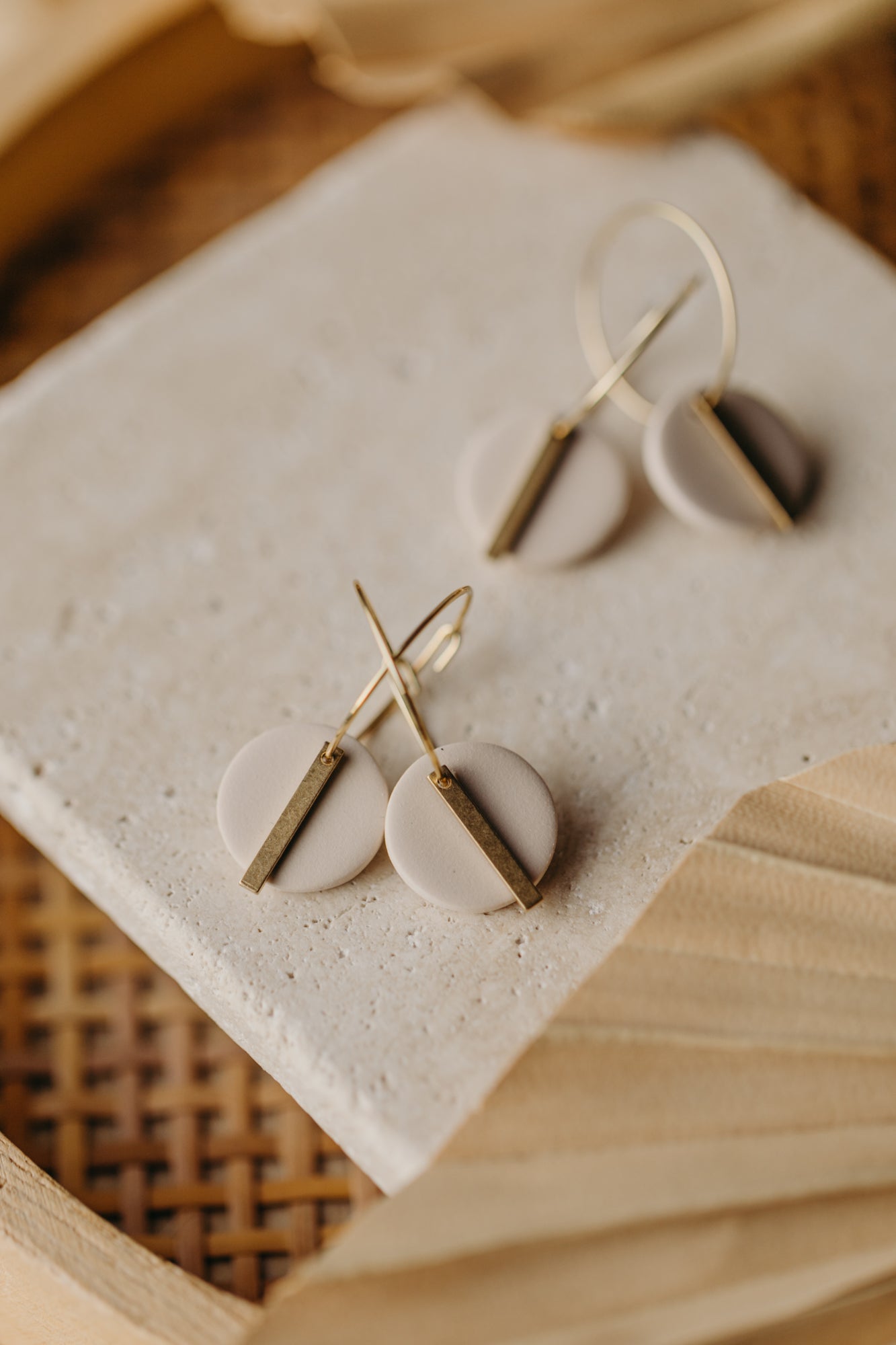 RAVI - runde Polymer Ton Creolen mit langem Messing Anhänger in Vanille