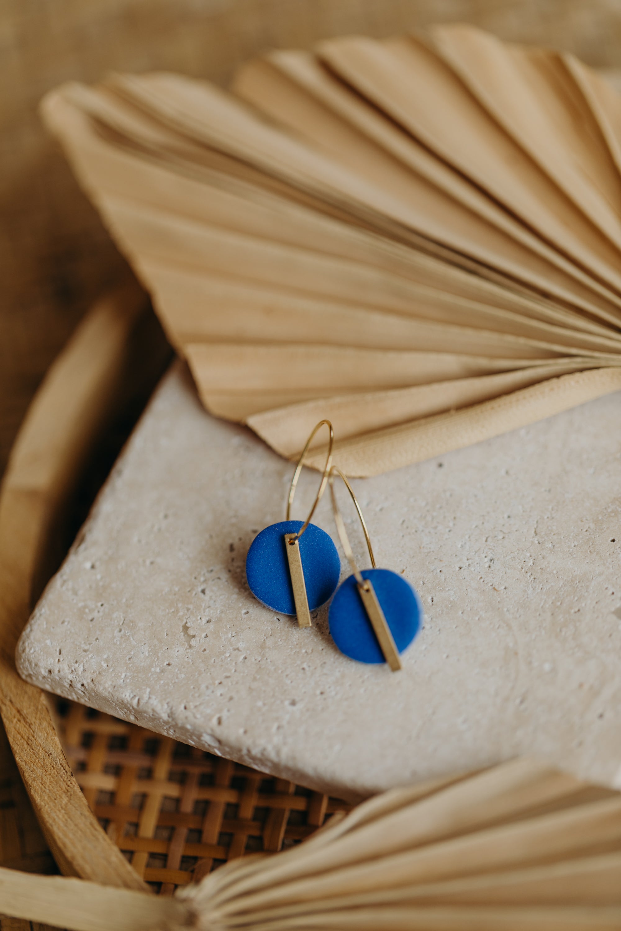 RAVI - runde Polymer Ton Creolen mit langem Messing Anhänger in Kornblumenblau