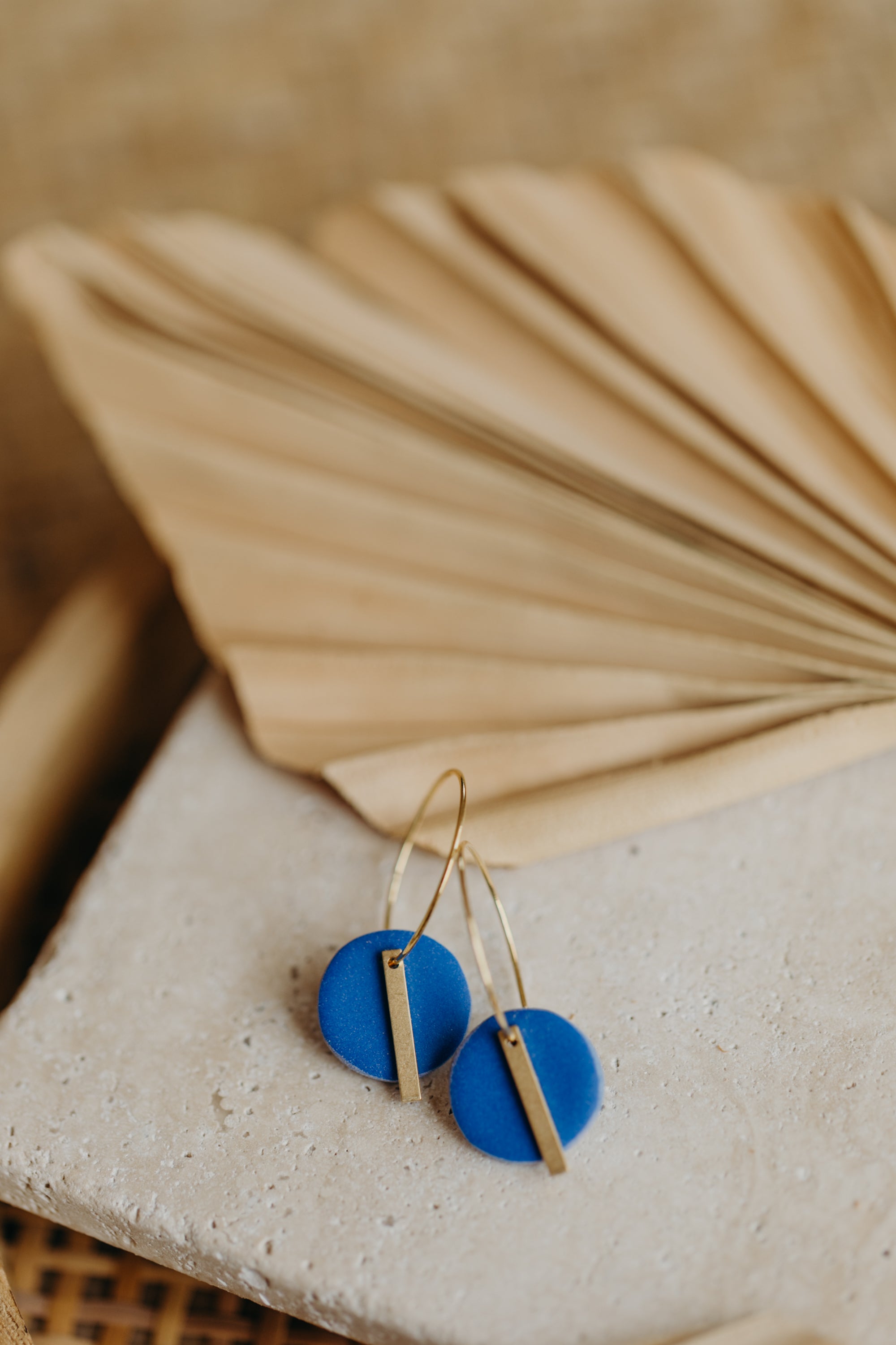 RAVI - runde Polymer Ton Creolen mit langem Messing Anhänger in Kornblumenblau