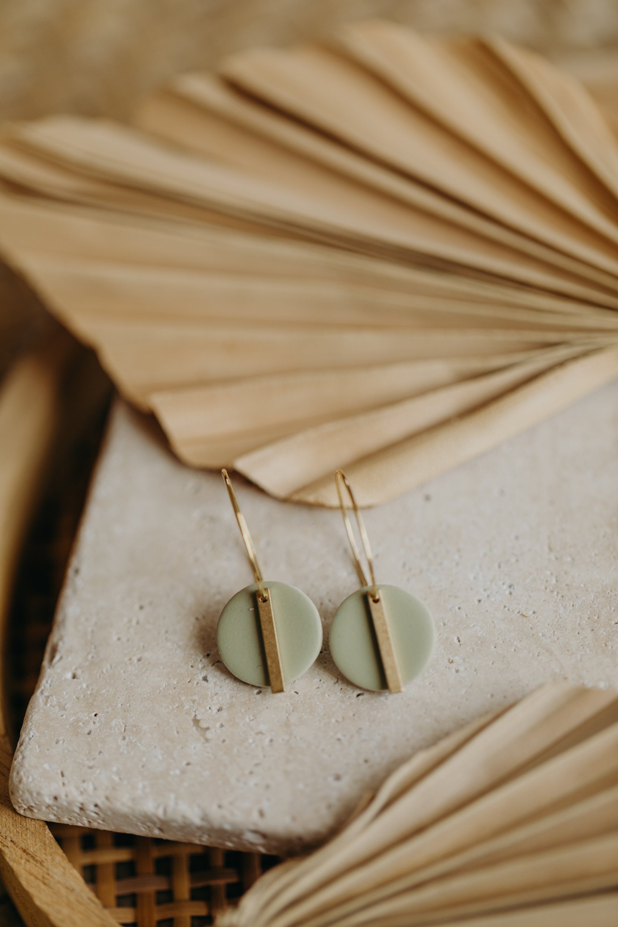 RAVI - runde Polymer Ton Creolen mit langem Messing Anhänger in Lindgrün