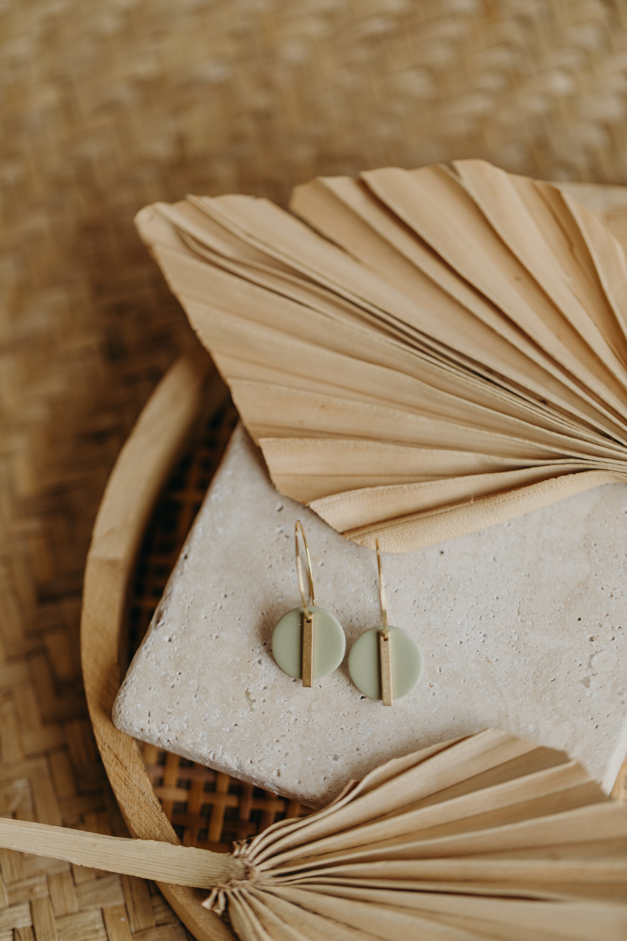 RAVI - runde Polymer Ton Creolen mit langem Messing Anhänger in Lindgrün