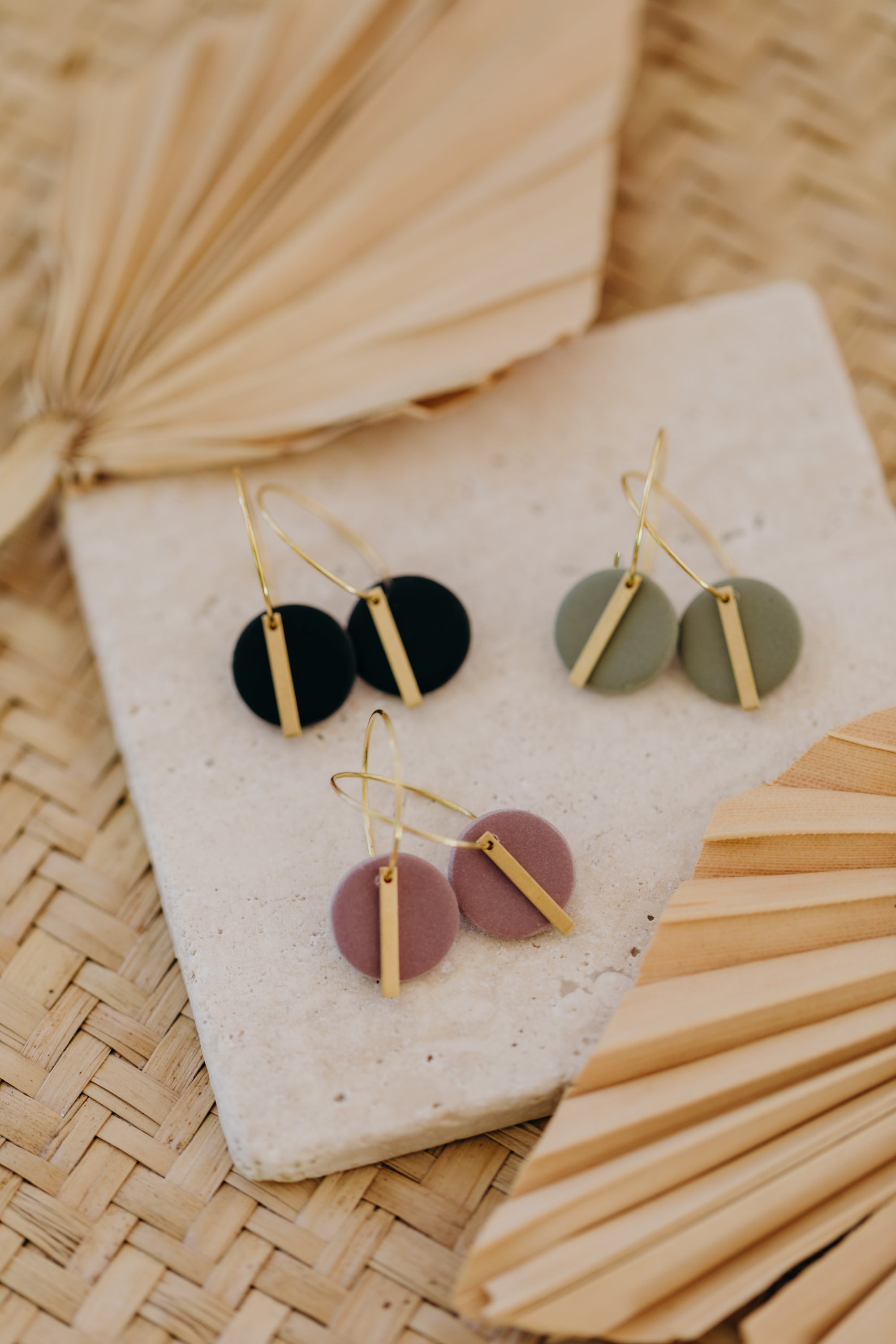 RAVI - eukalyptus grüne runde Polymer Ton Creolen mit langem Messing Anhänger