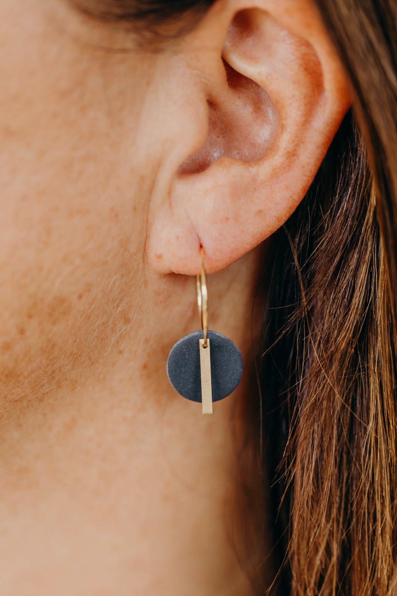 RAVI - dunkelblaue runde Polymer Ton Creolen mit langem Messing Anhänger