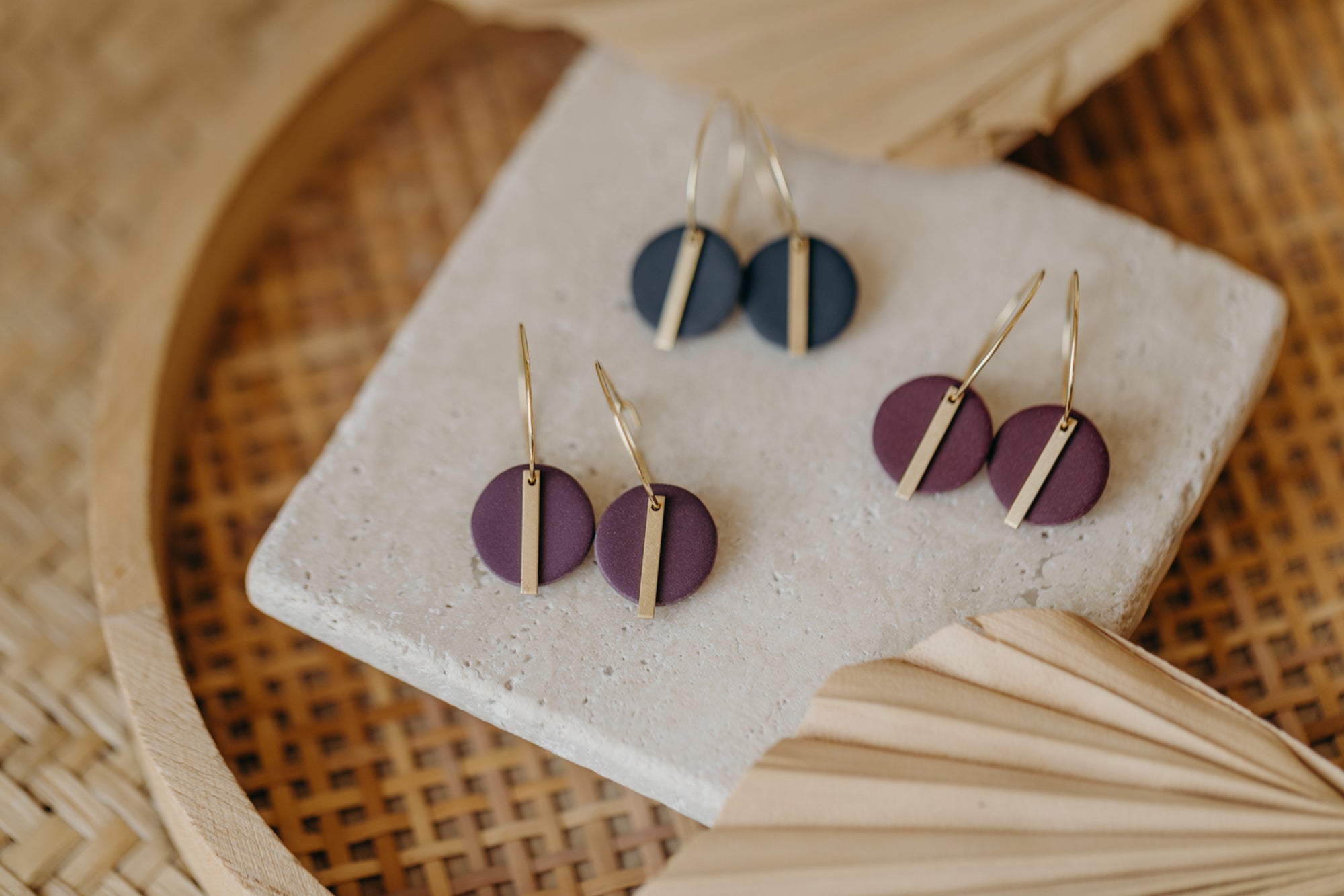 RAVI - dunkelblaue runde Polymer Ton Creolen mit langem Messing Anhänger