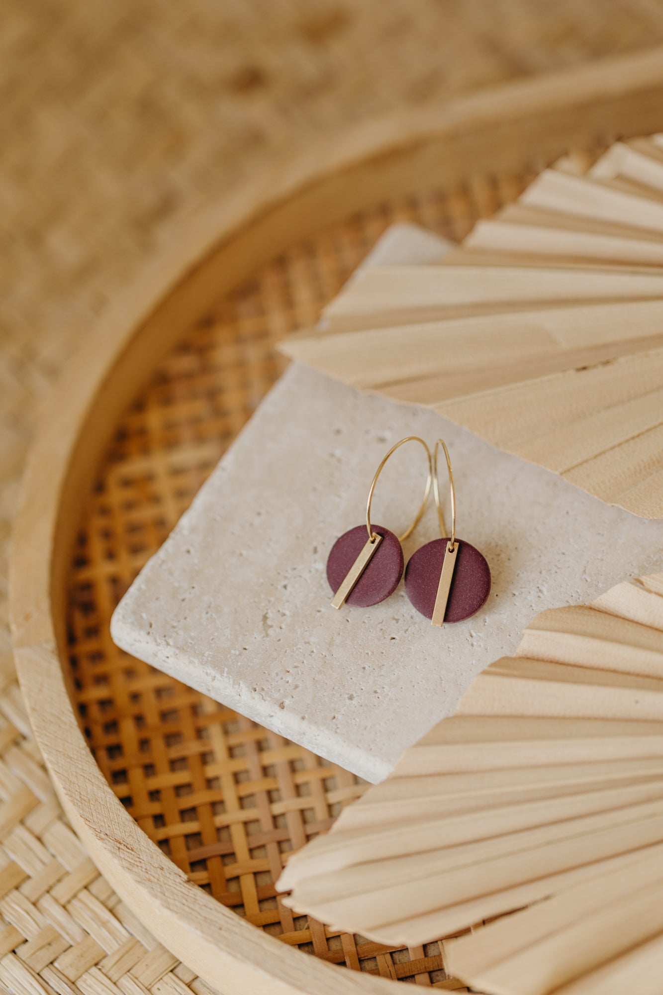 RAVI - runde Polymer Ton Creolen mit langem Messing Anhänger in Merlot