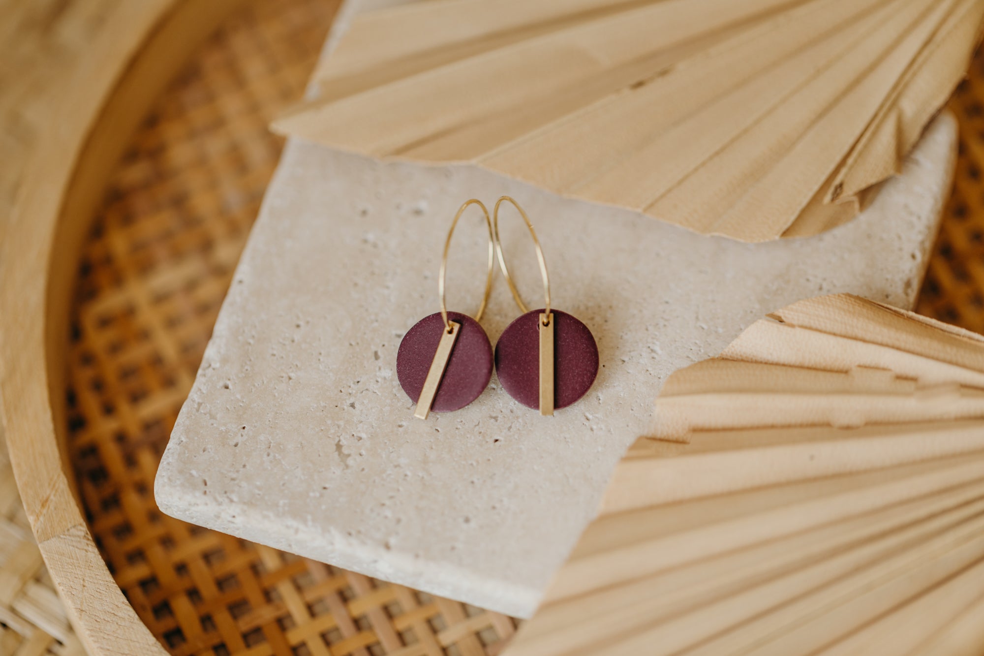 RAVI - runde Polymer Ton Creolen mit langem Messing Anhänger in Merlot