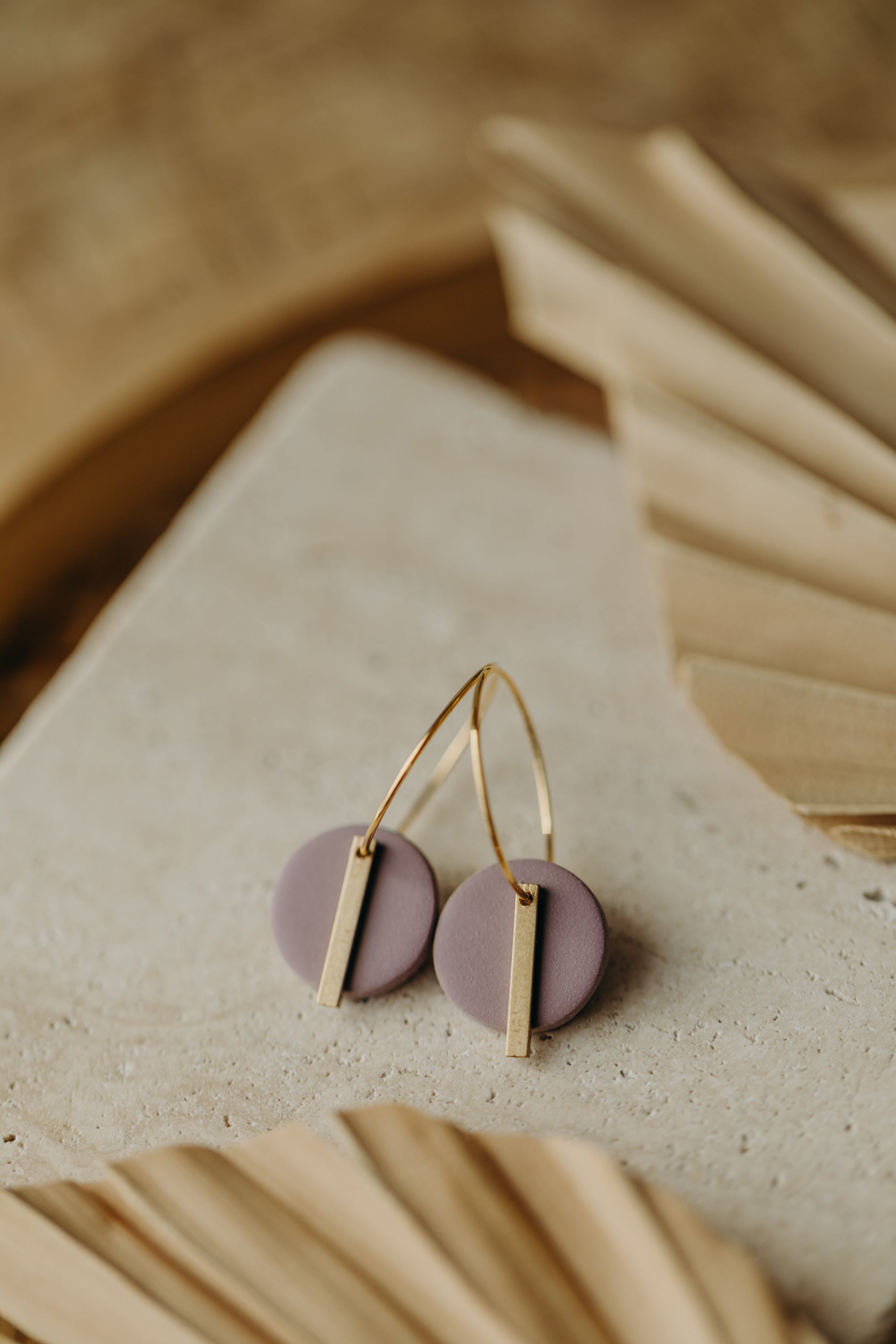 RAVI - runde Polymer Ton Creolen mit langem Messing Anhänger in Flieder