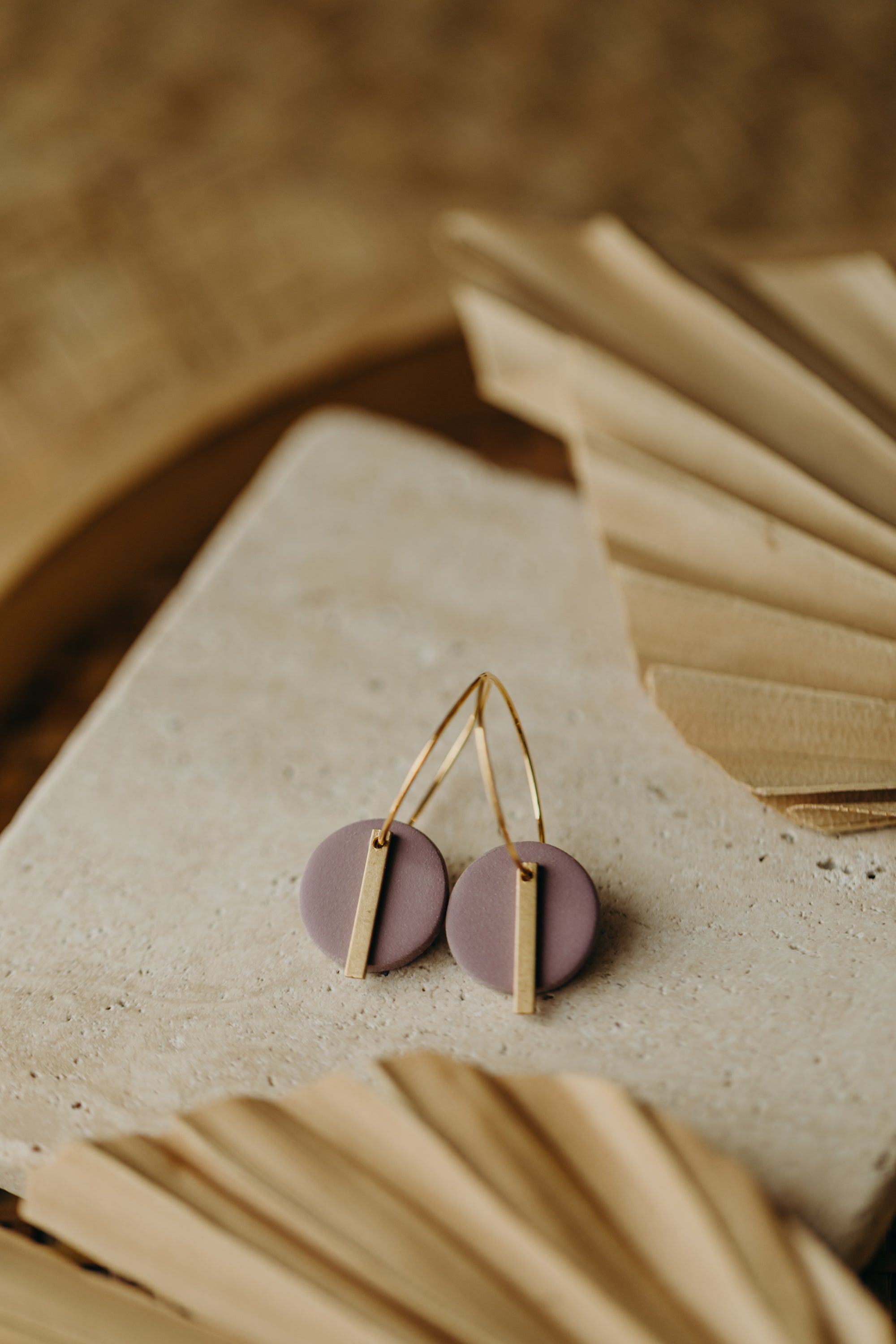 RAVI - runde Polymer Ton Creolen mit langem Messing Anhänger in Flieder