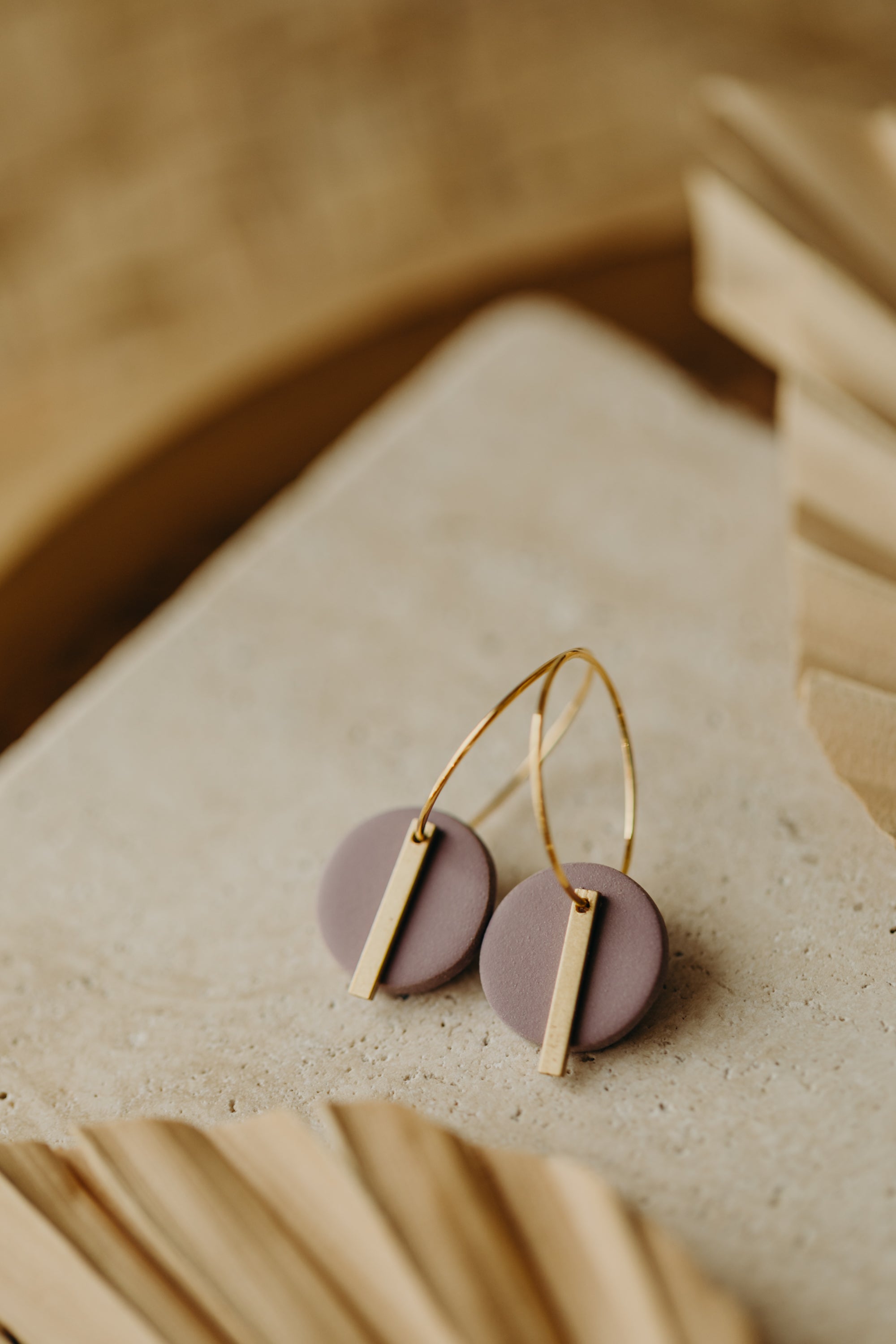 RAVI - runde Polymer Ton Creolen mit langem Messing Anhänger in Flieder