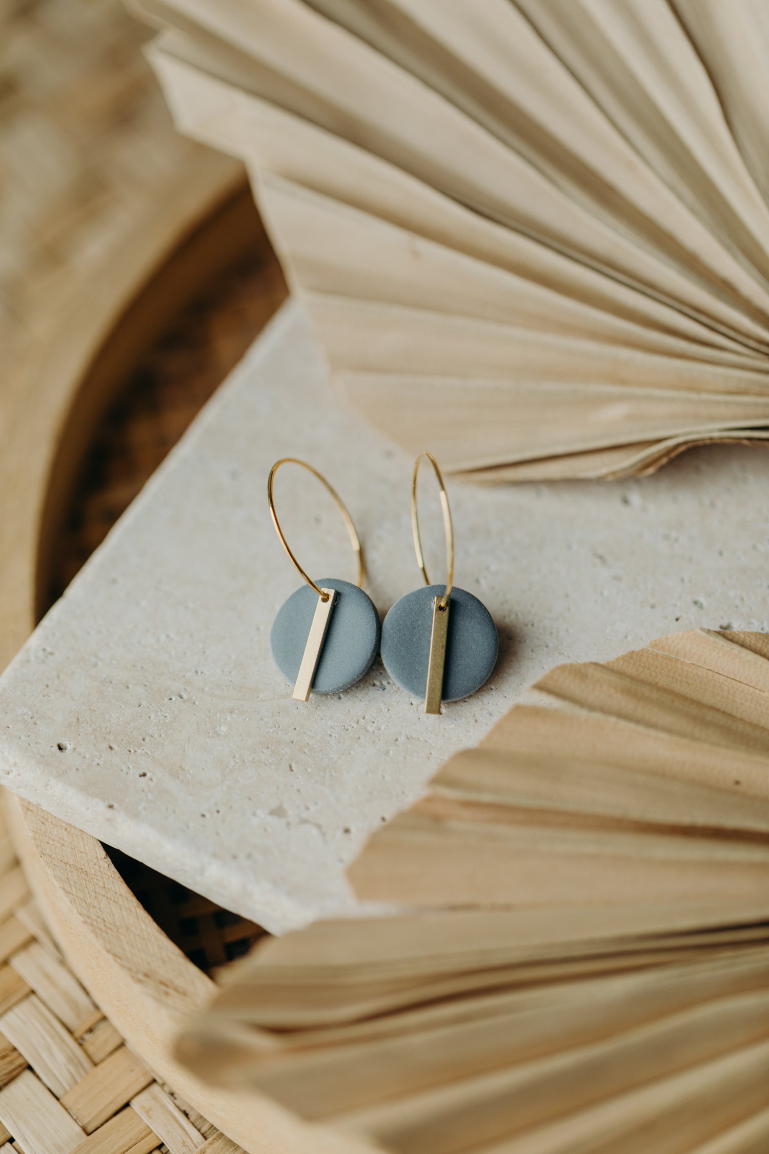 RAVI - runde Polymer Ton Creolen mit langem Messing Anhänger in Rauchblau