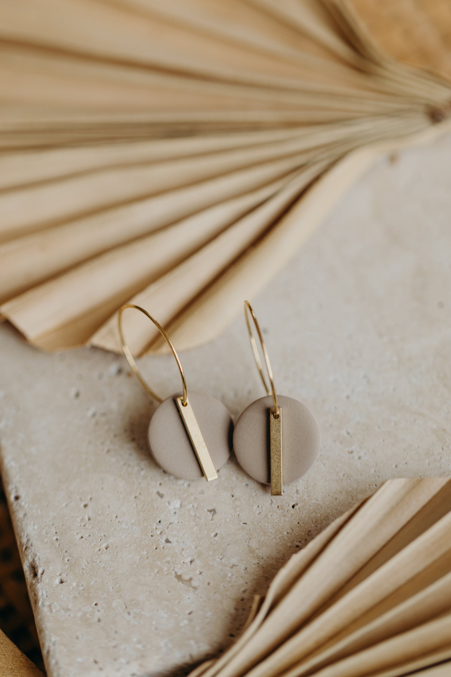 RAVI - runde Polymer Ton Creolen mit langem Messing Anhänger in Kieselstein