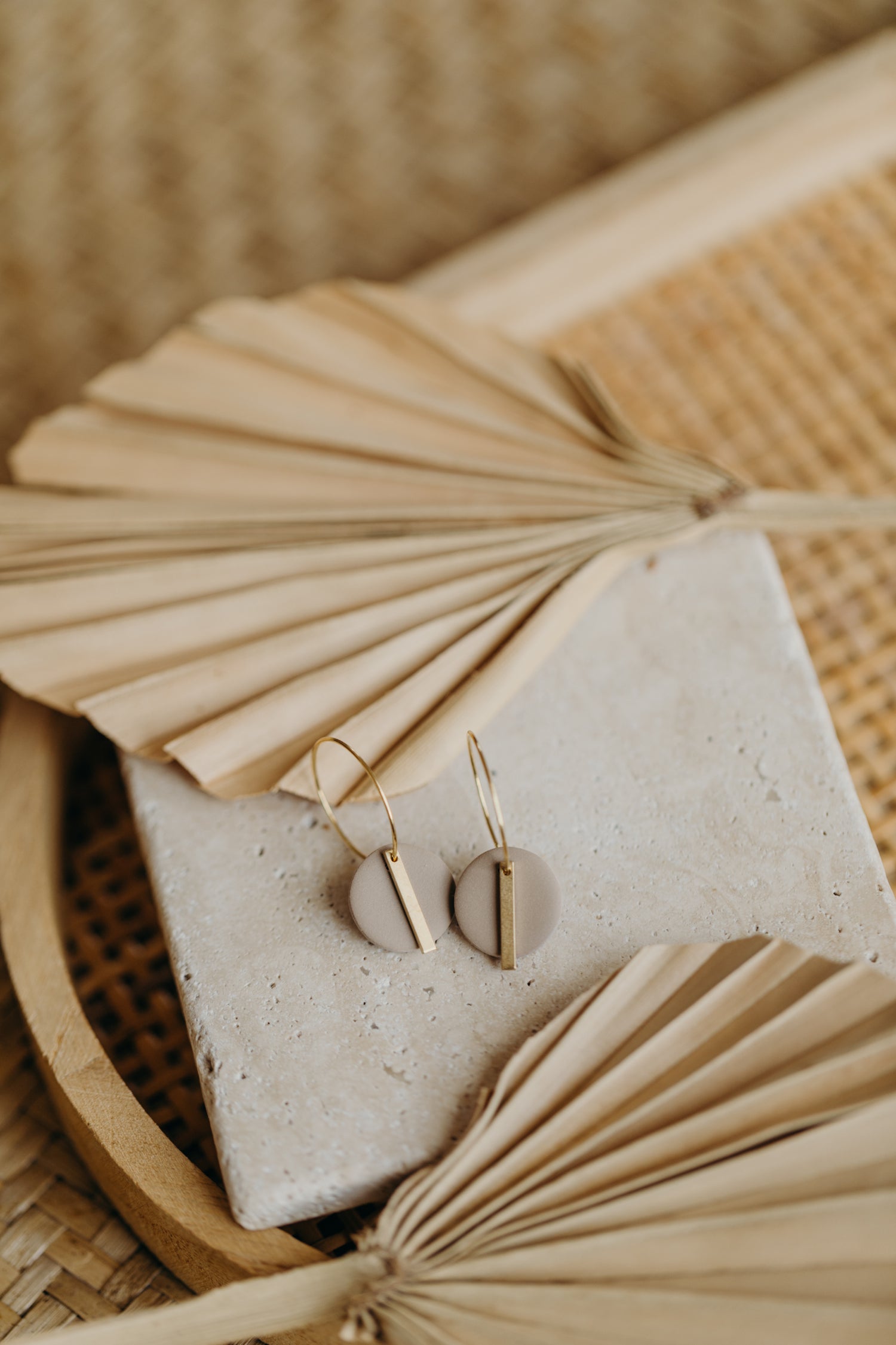 RAVI - runde Polymer Ton Creolen mit langem Messing Anhänger in Kieselstein