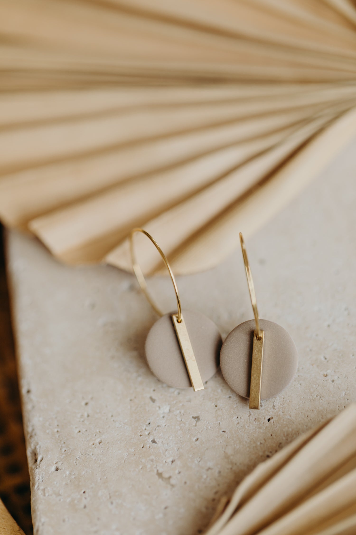 RAVI - runde Polymer Ton Creolen mit langem Messing Anhänger in Kieselstein