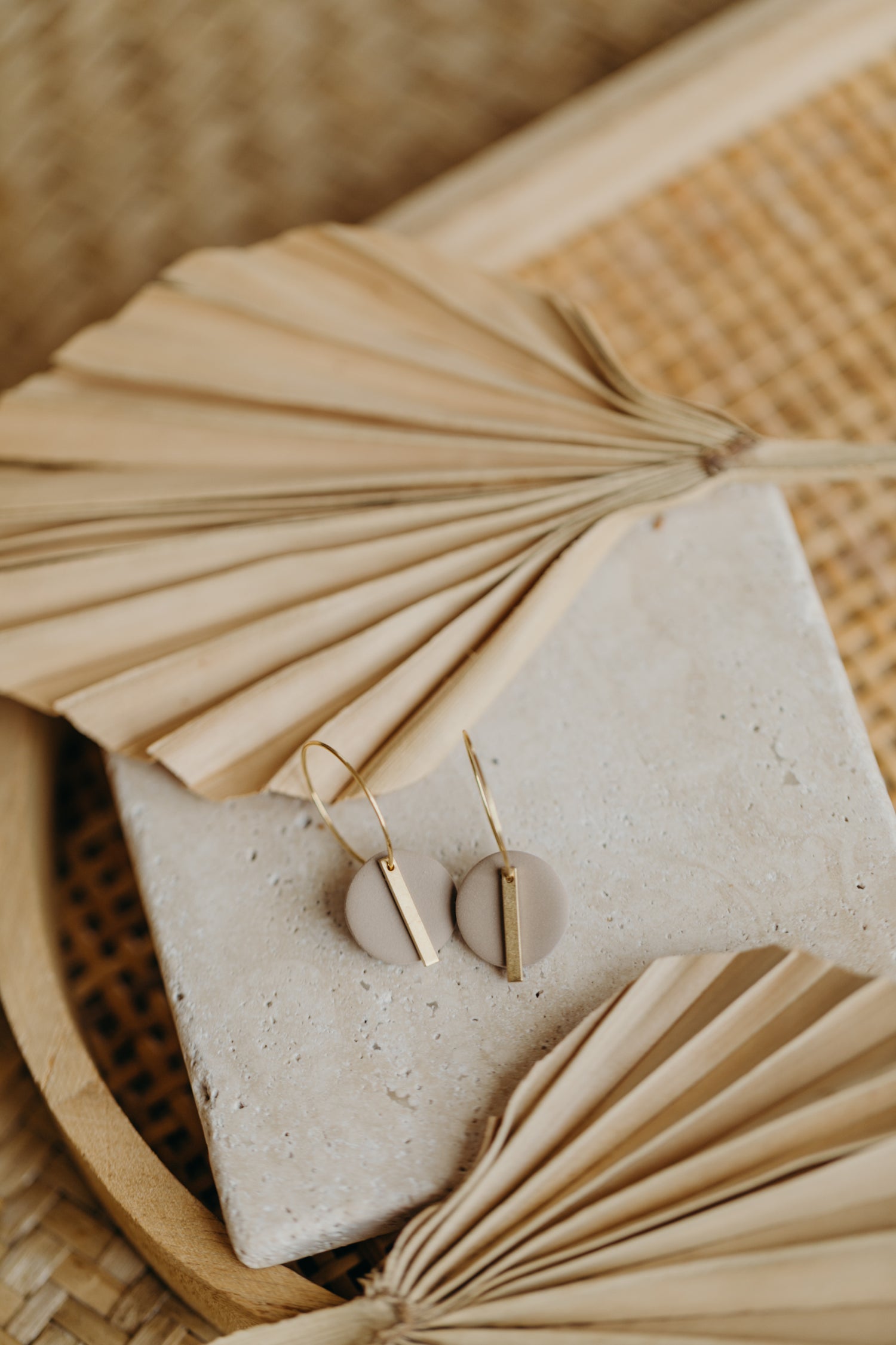 RAVI - runde Polymer Ton Creolen mit langem Messing Anhänger in Kieselstein