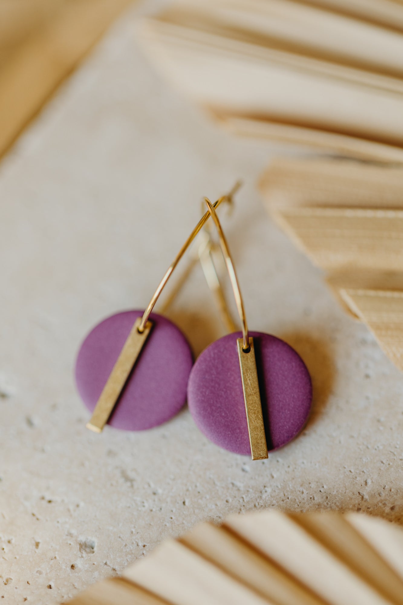 RAVI - runde Polymer Ton Creolen mit langem Messing Anhänger in Misty Mauve