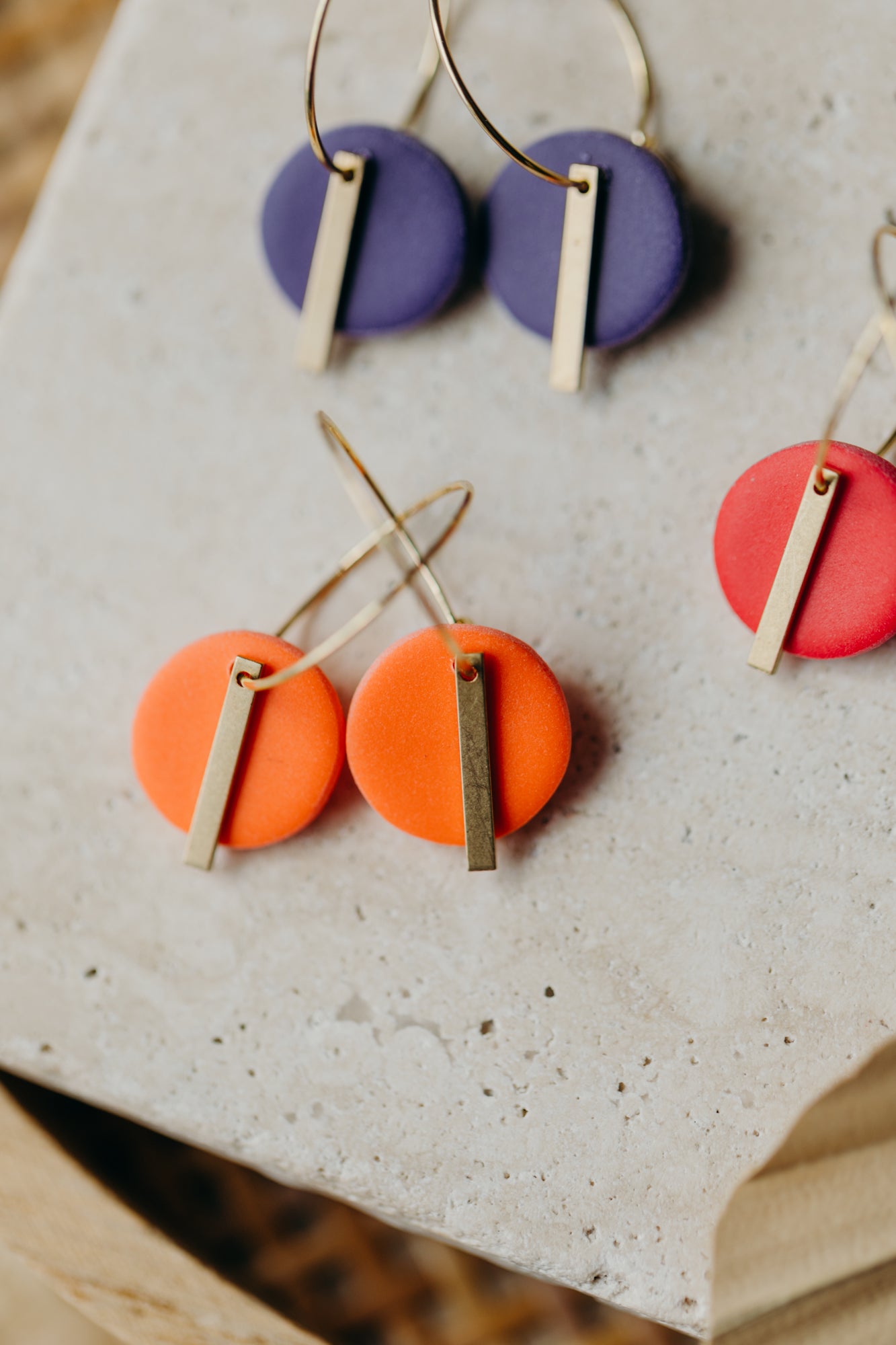 RAVI - runde Polymer Ton Creolen mit langem Messing Anhänger in Orange
