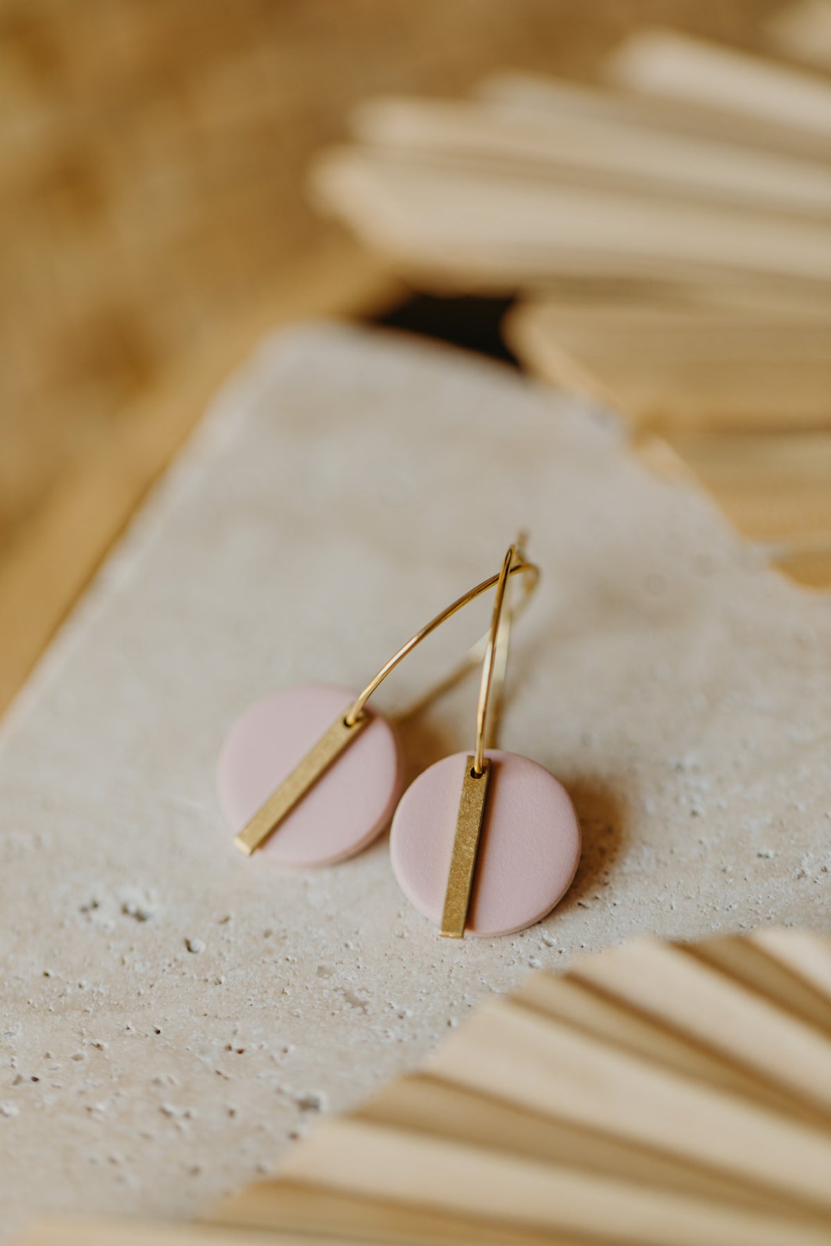 RAVI - runde Polymer Ton Creolen mit langem Messing Anhänger in Rosa