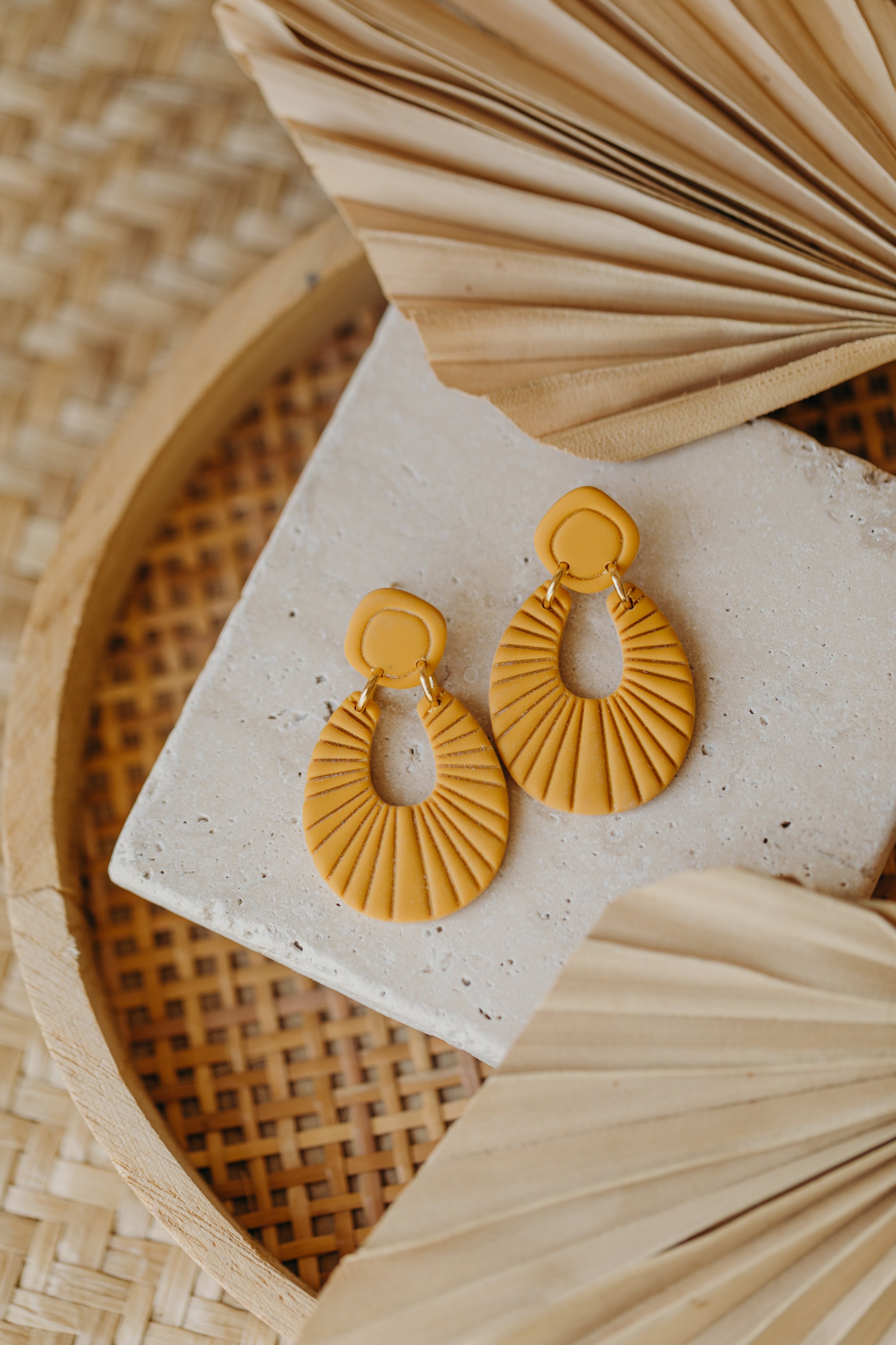 RILEY - einfarbige Polymer Ton Ohrringe in Senfgelb