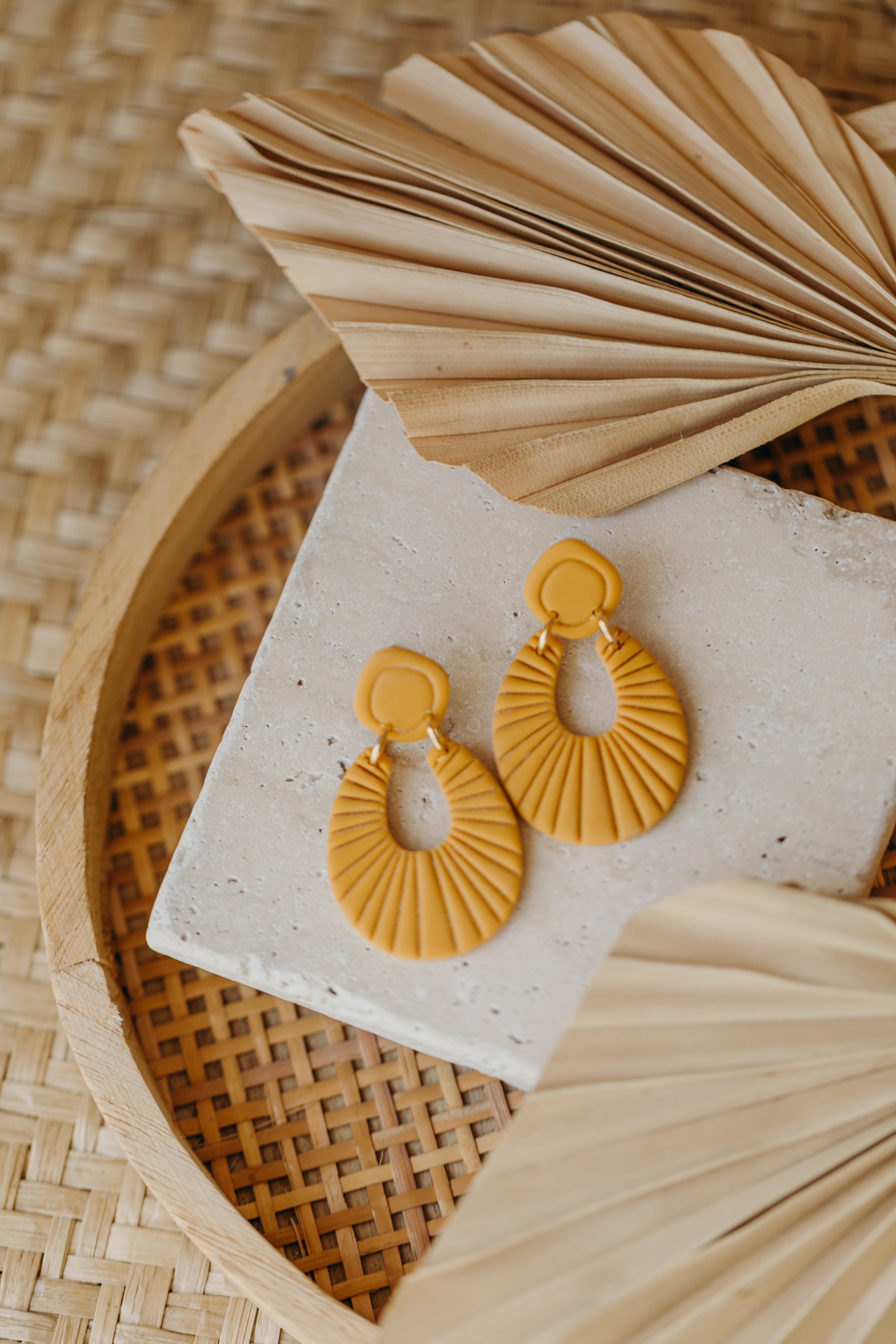 RILEY - einfarbige Polymer Ton Ohrringe in Senfgelb