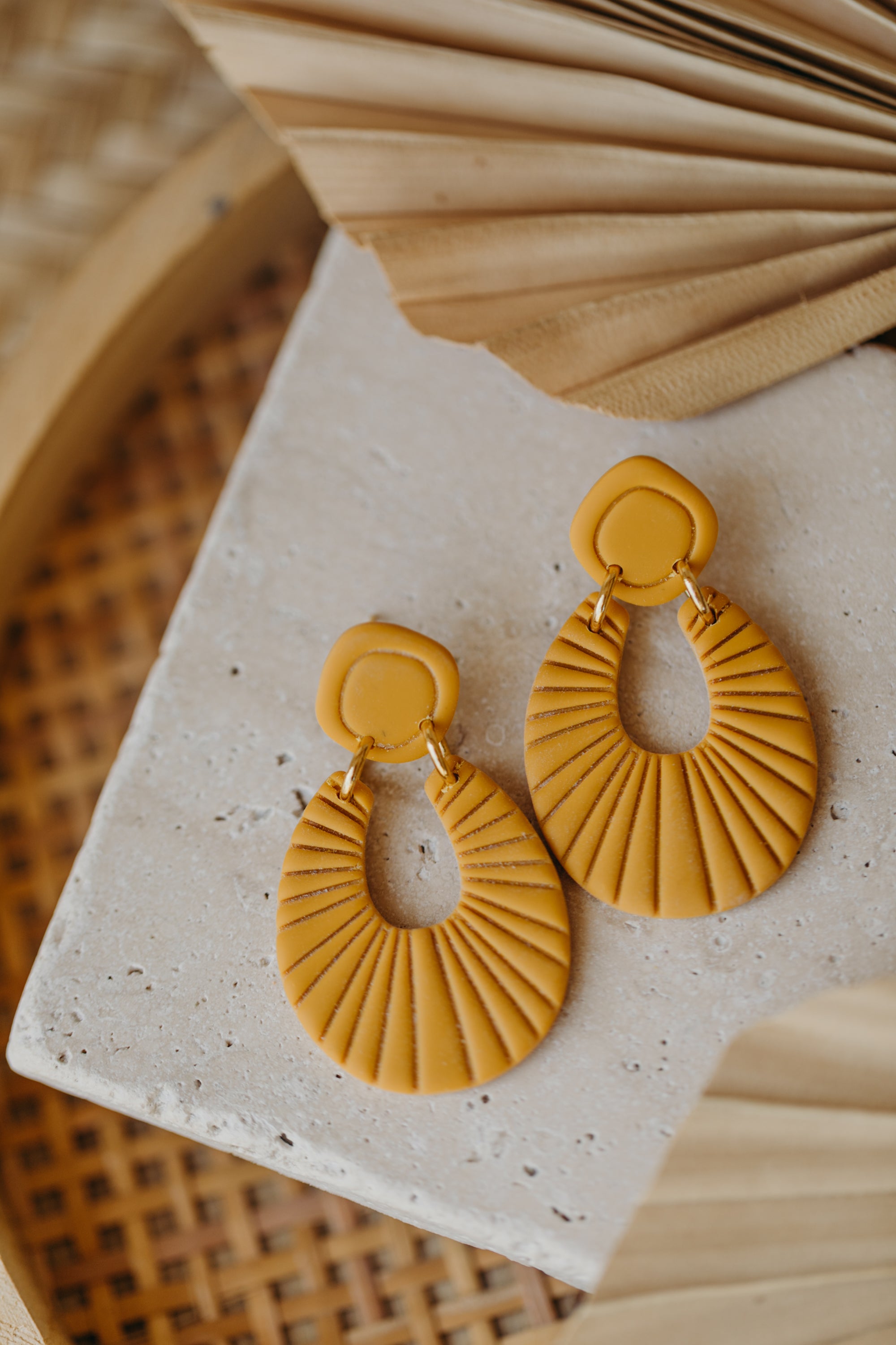 RILEY - einfarbige Polymer Ton Ohrringe in Senfgelb
