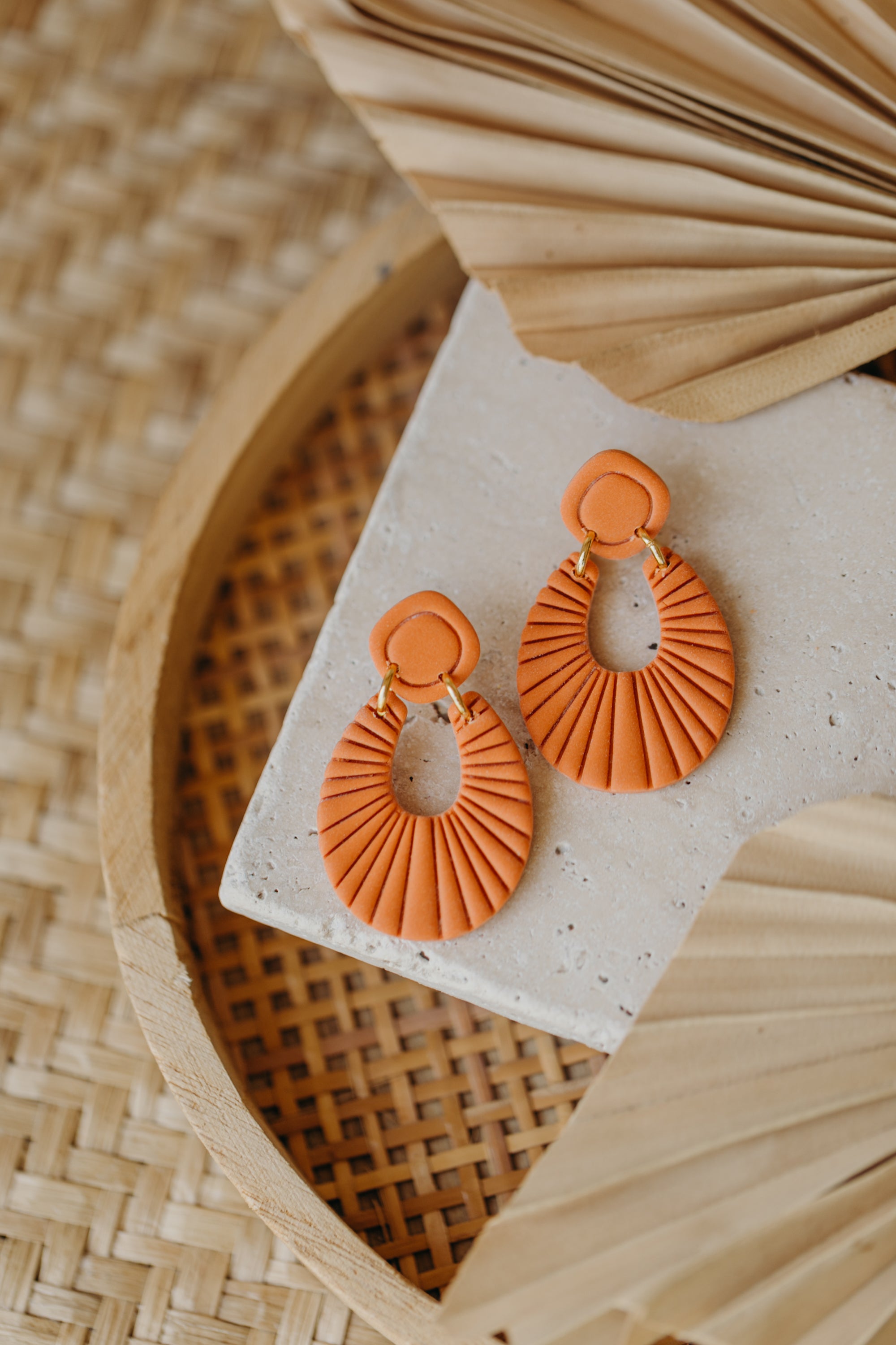 RILEY - einfarbige Polymer Ton Ohrringe in Orange