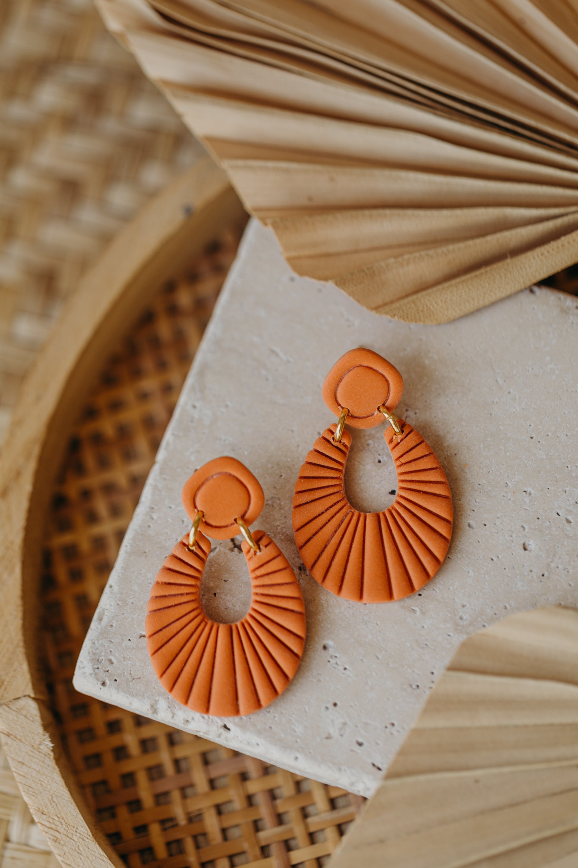 RILEY - einfarbige Polymer Ton Ohrringe in Orange