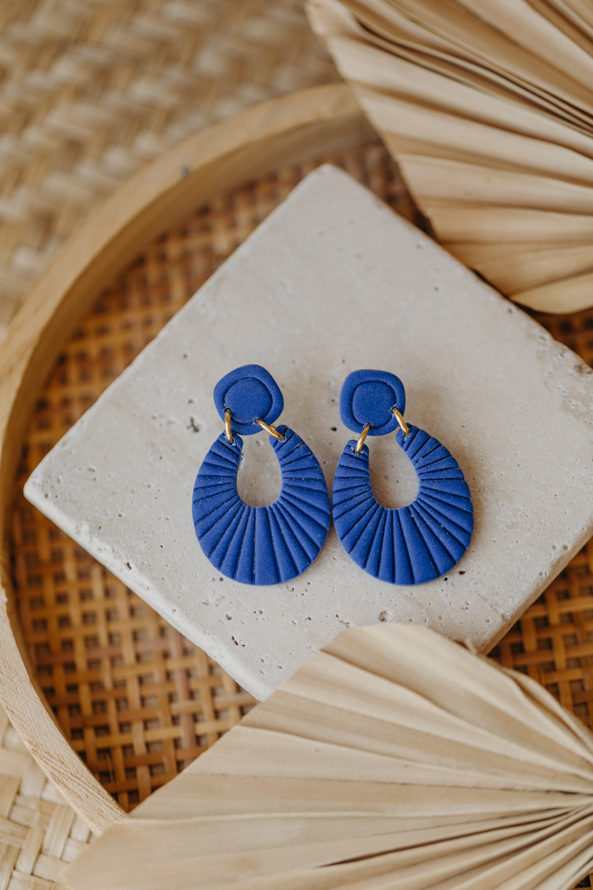 RILEY - einfarbige Polymer Ton Ohrringe in Blau